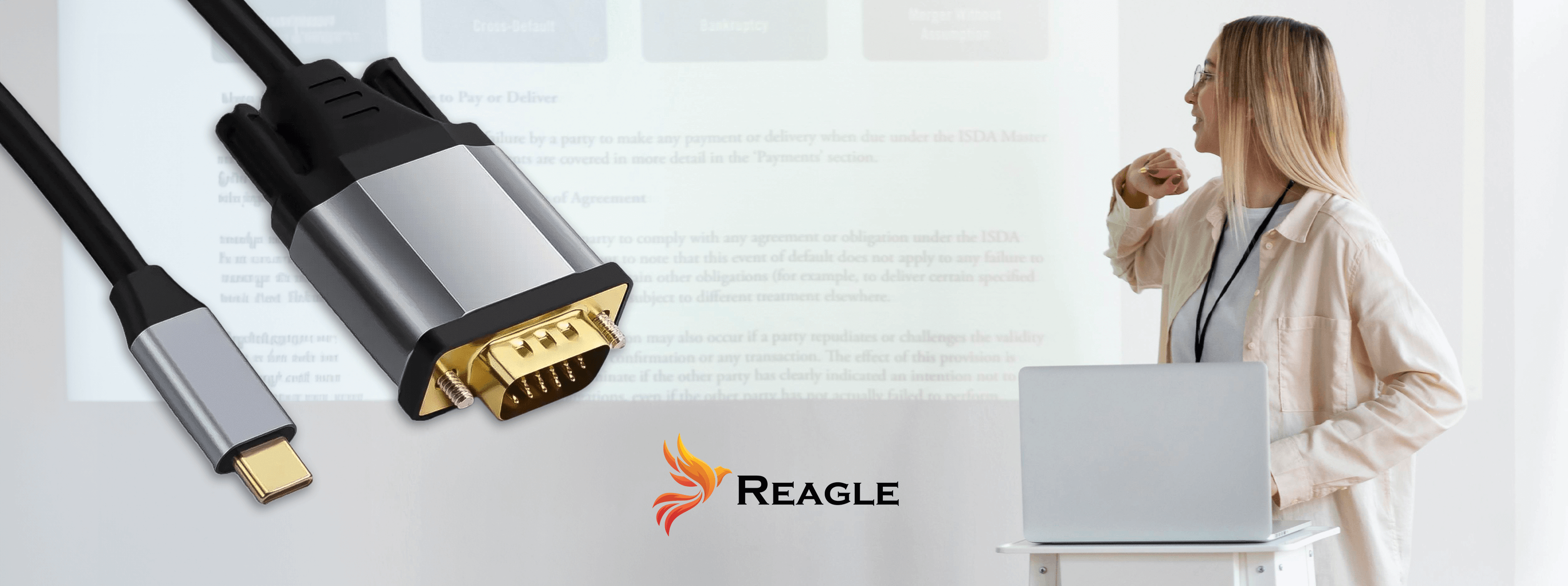 Kobieta prezentuje z laptopem, kablami i projektorem. Tło z dokumentem i logo Reagle.