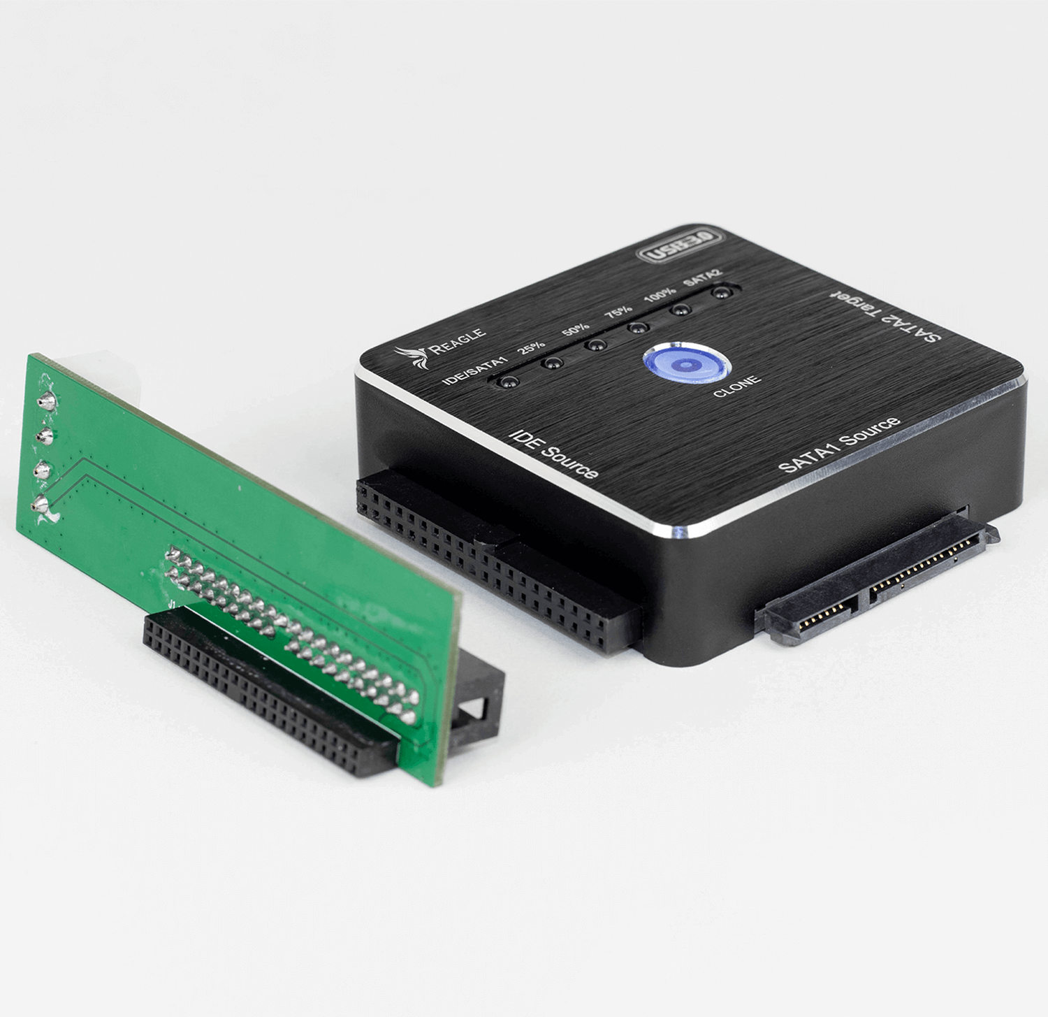 Czarny adapter dysku twardego IDE/SATA z zieloną płytką i różnymi portami.