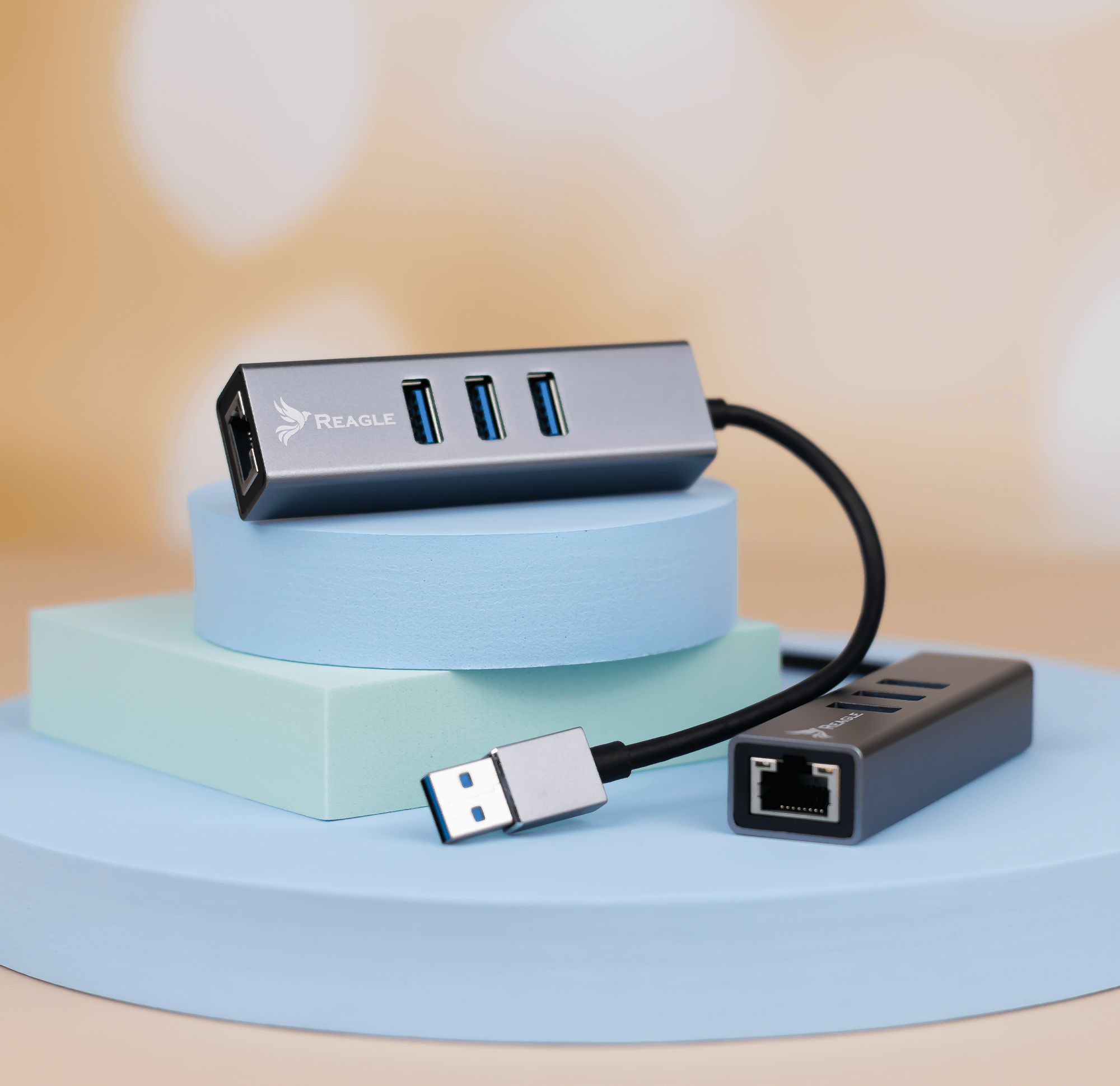 Hub USB z 3 portami oraz złączem USB i Ethernet, na podstawce.