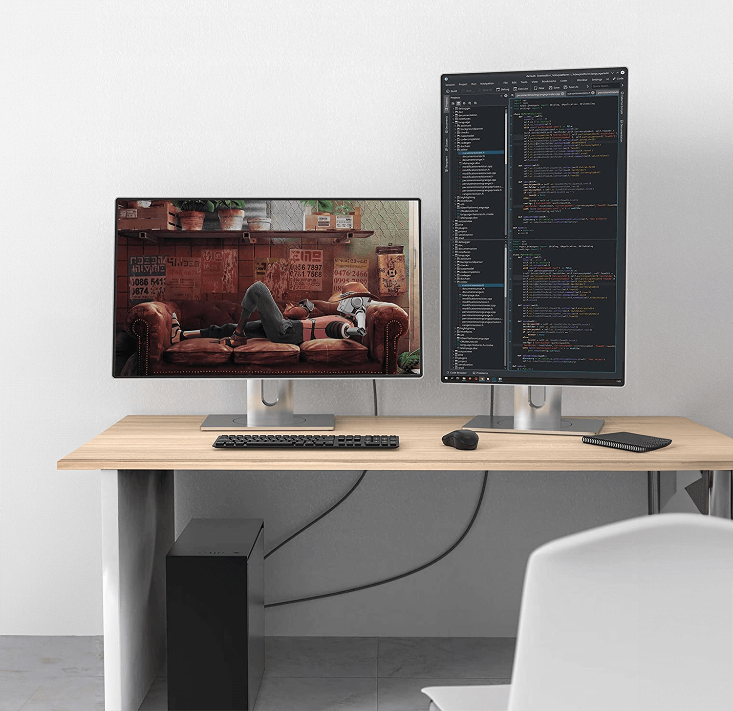 Dwa monitory komputerowe na biurku. Jeden pionowy z kodem, drugi poziomy z osobą na kanapie.