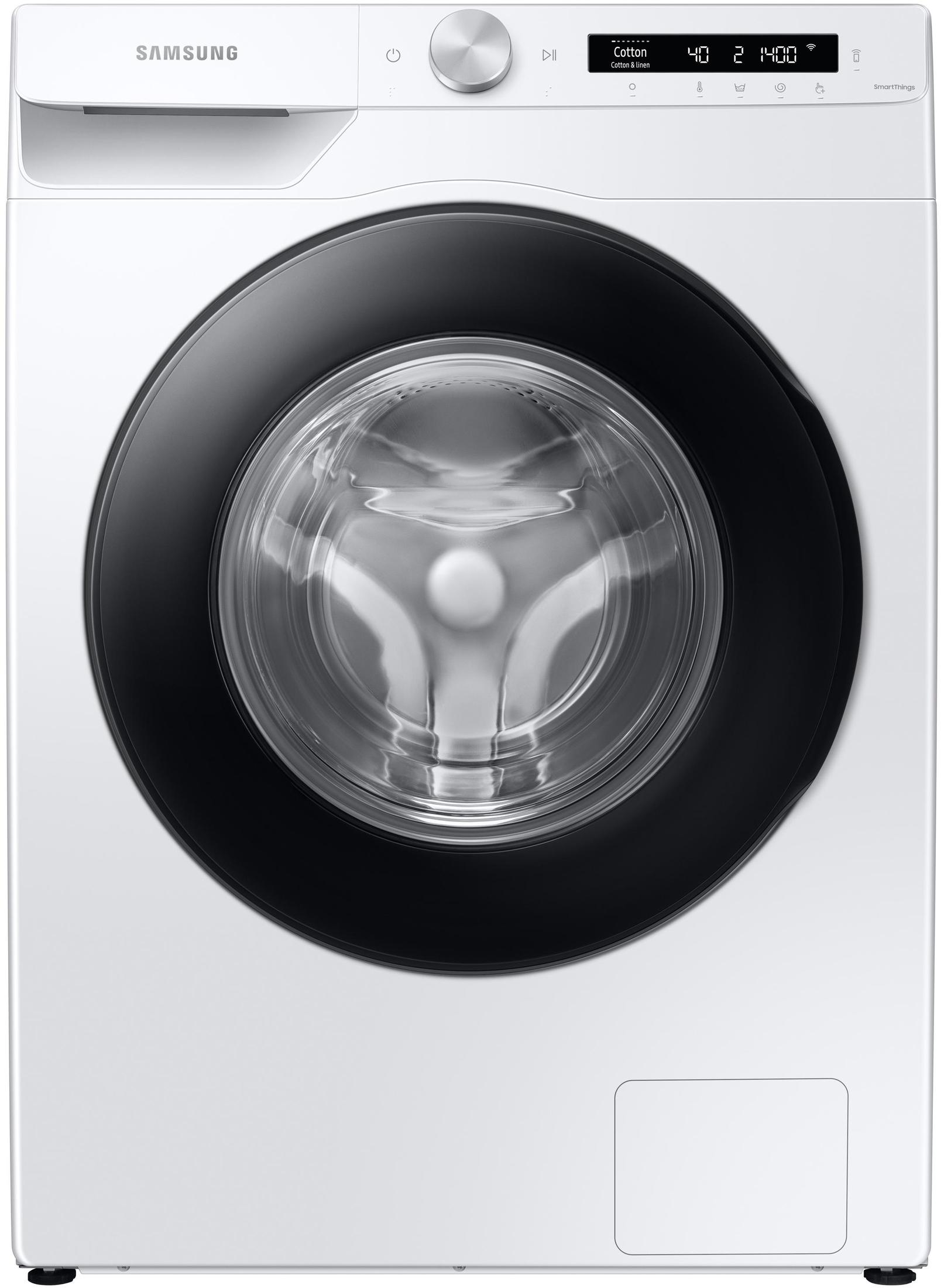 Een witte Samsung wasmachine, met een zwarte deur en bedieningspaneel. De machine staat op een witte achtergrond.