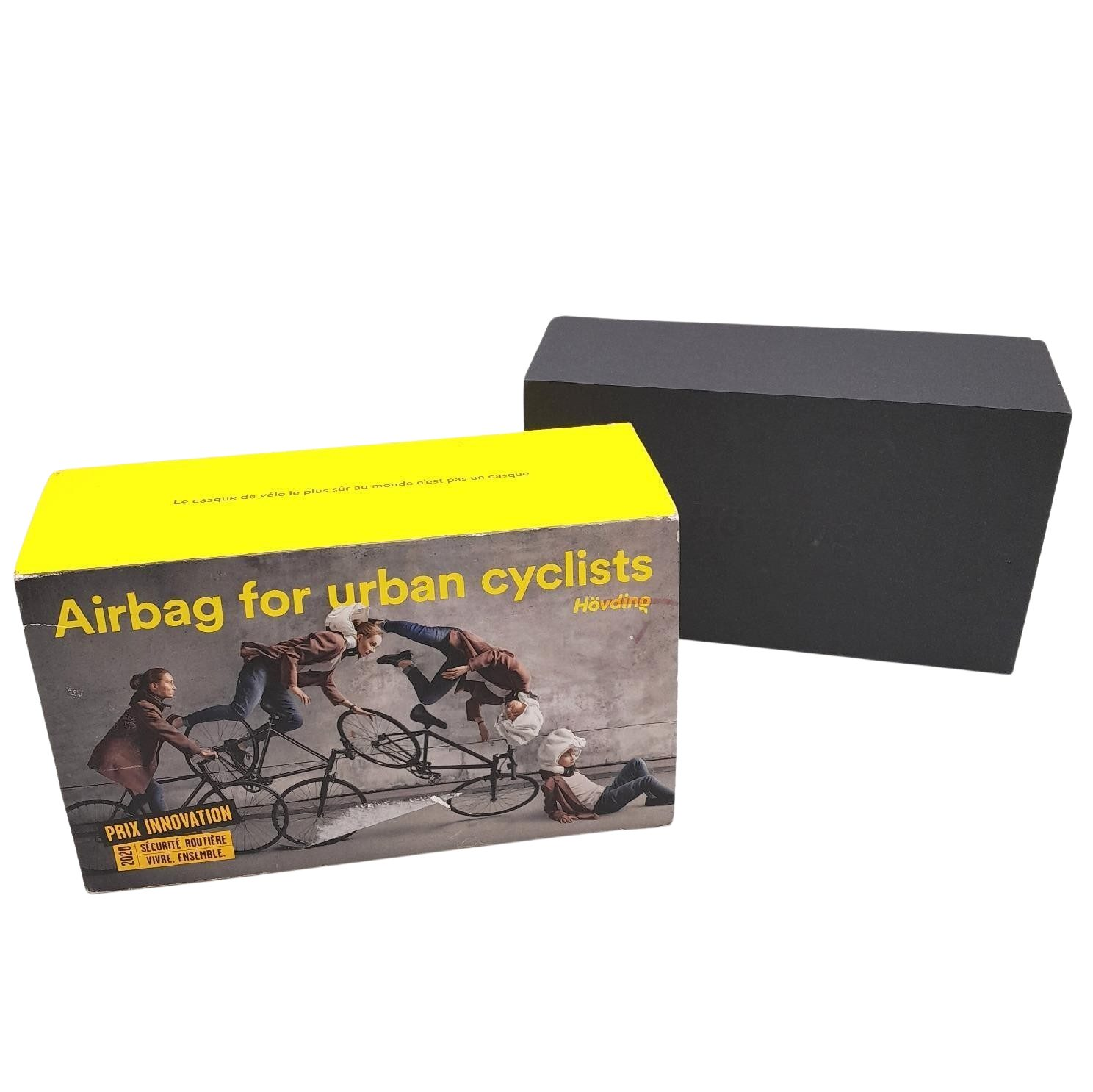 Box für einen Airbag für Stadtfahrer. Box hat gelbe und schwarze Abschnitte, mit Bildern und Text.