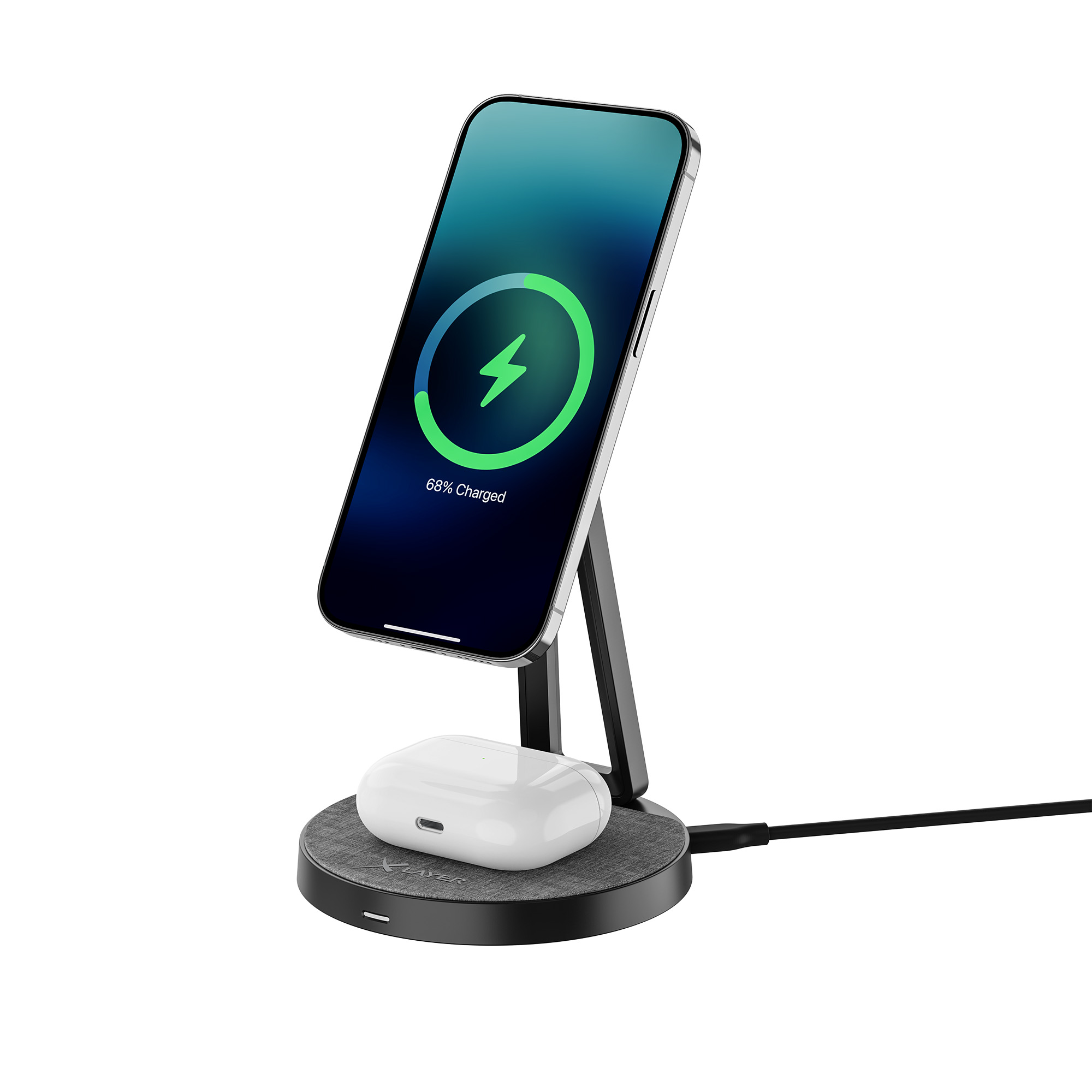 Telefon, das auf einem Ständer mit AirPods geladen wird, mit einem Ladesymbol auf dem Bildschirm.