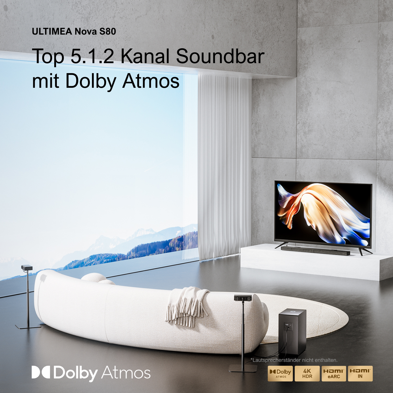 Modernes Wohnzimmer mit Soundbar, TV und Fensterblick auf Berge. Der Raum ist hell und stilvoll.