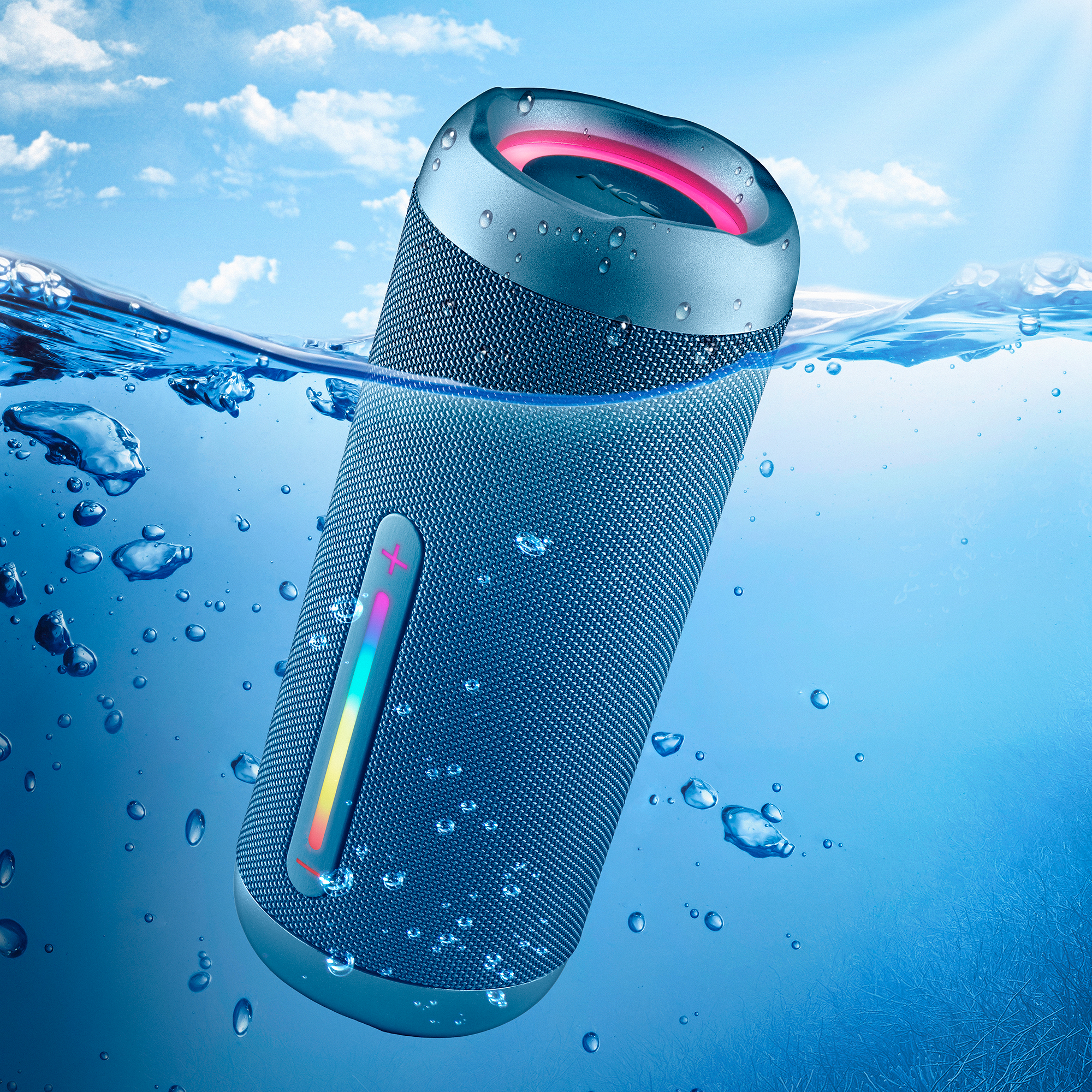 Un altoparlante blu e grigio parzialmente immerso nell'acqua, con luci visibili.
