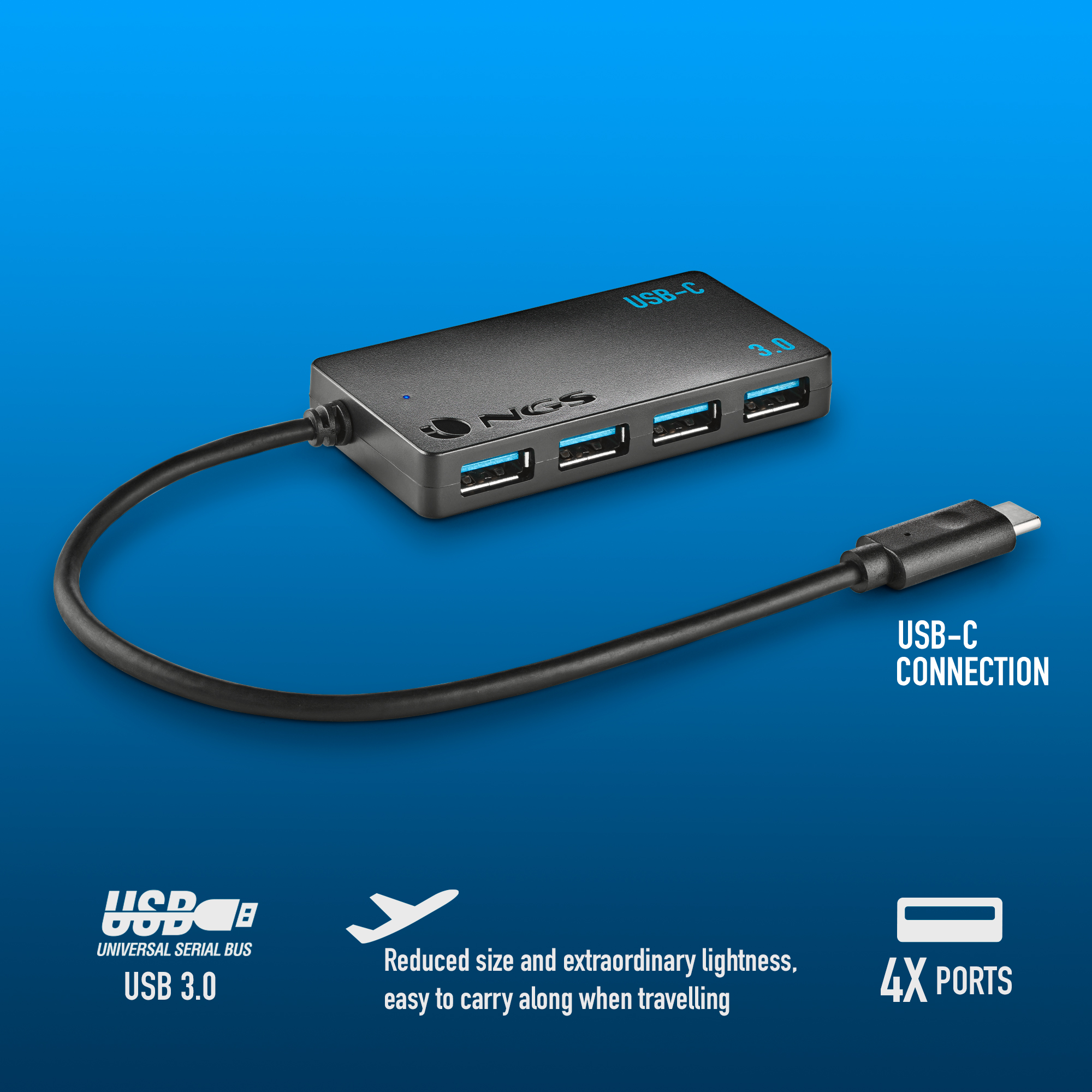 Ein schwarzer USB-C-Hub mit vier Anschlüssen. Er hat einen USB 3.0-Anschluss und wird von NGS hergestellt. Blauer Hintergrund.