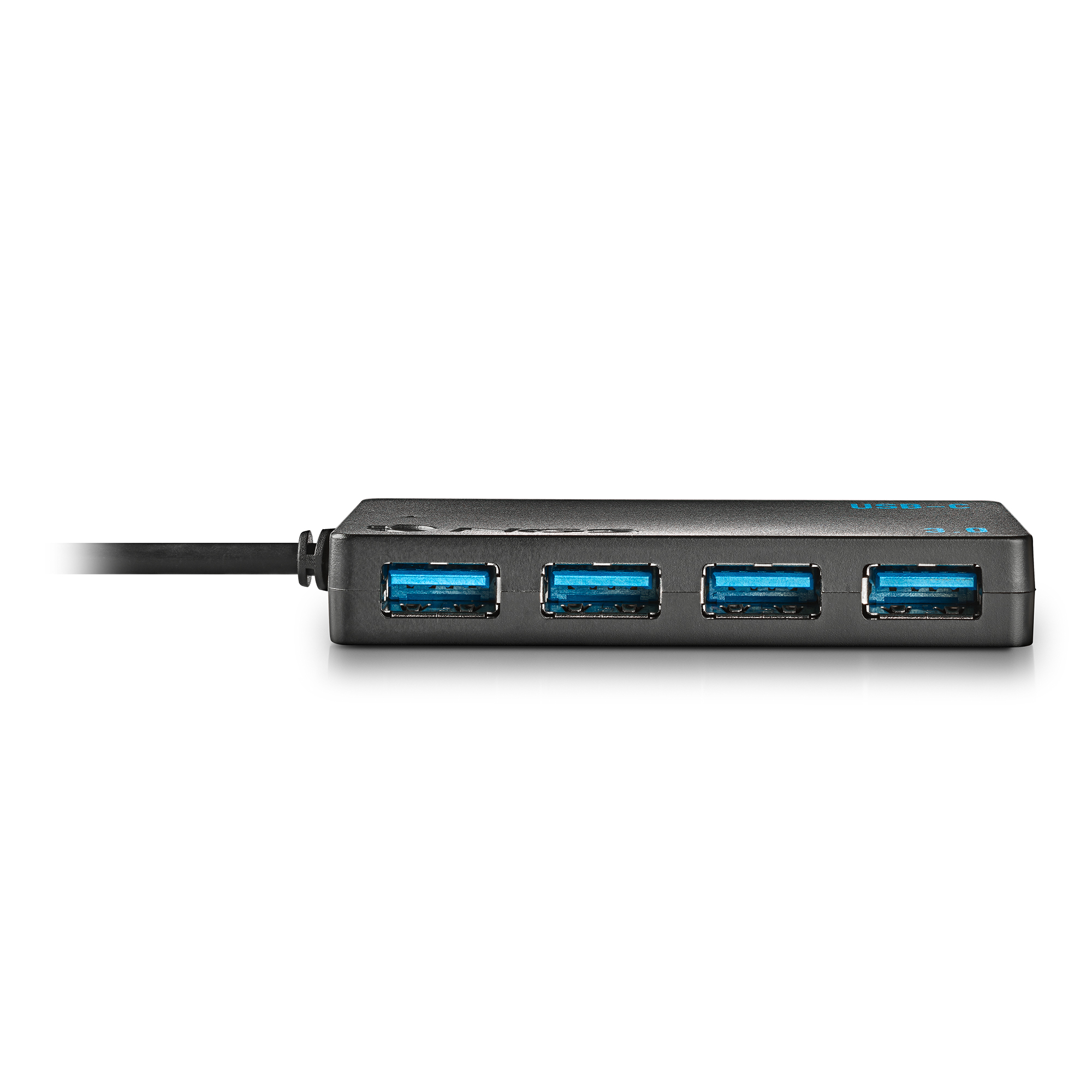 Schwarzer USB-Hub mit vier USB-Anschlüssen und Kabel, isoliert auf weißem Hintergrund.