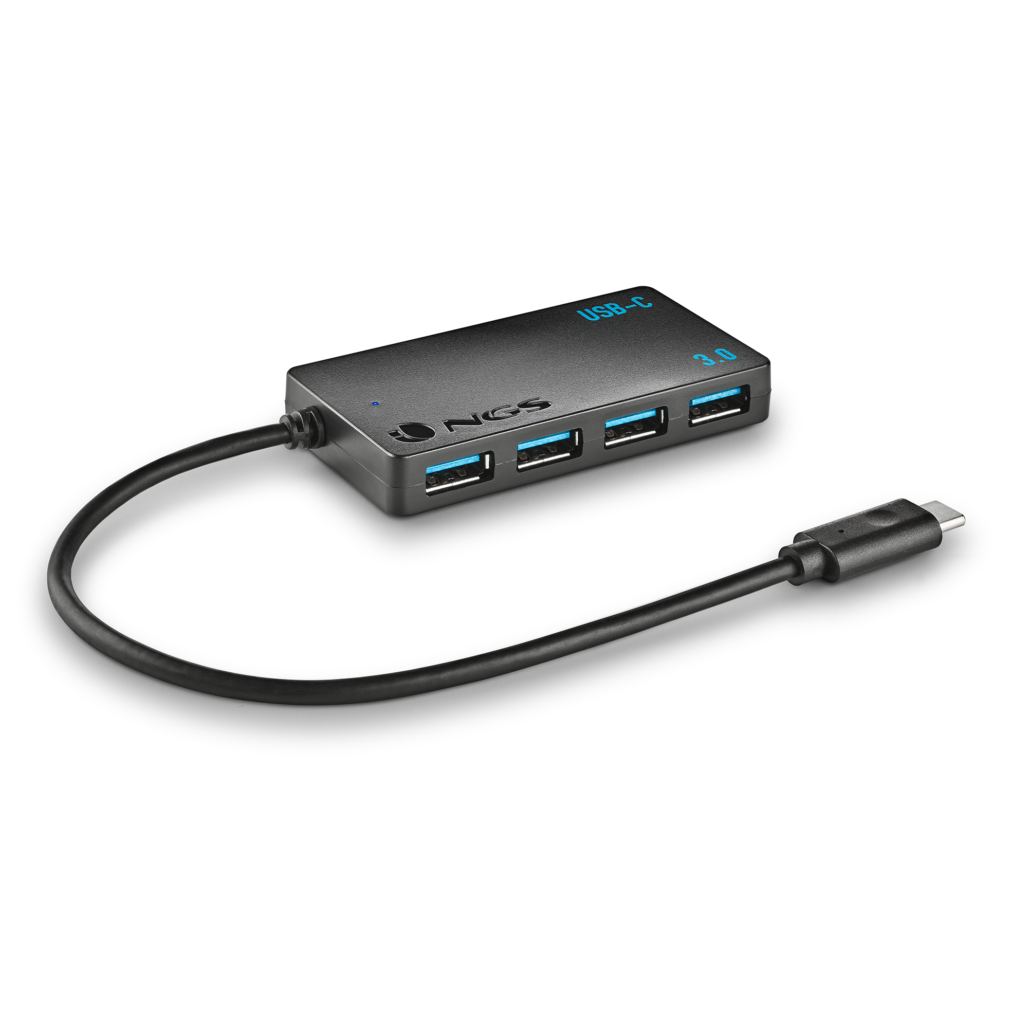 Ein schwarzer USB-C-Hub mit vier USB-Anschlüssen und einem Anschlusskabel, auf weißem Hintergrund.