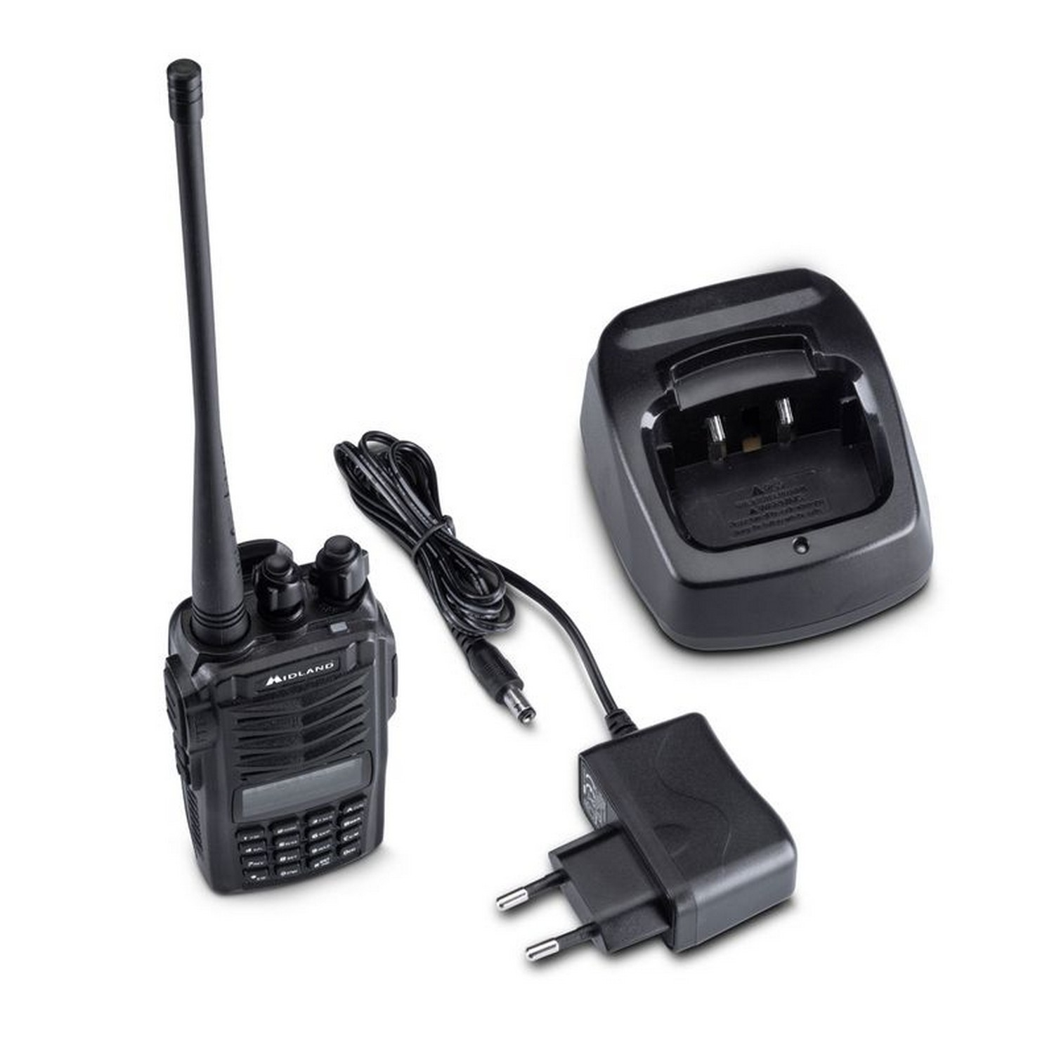Un walkie-talkie Midland negro, cargador y adaptador sobre un fondo blanco. El cargador y el adaptador son negros.