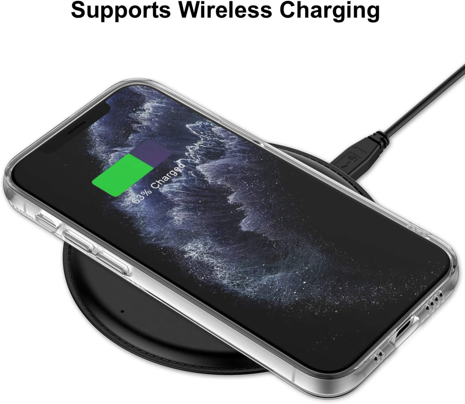 Ein Telefon in einer transparenten Hülle auf einem kabellosen Ladegerät. Der Bildschirm zeigt das Laden.