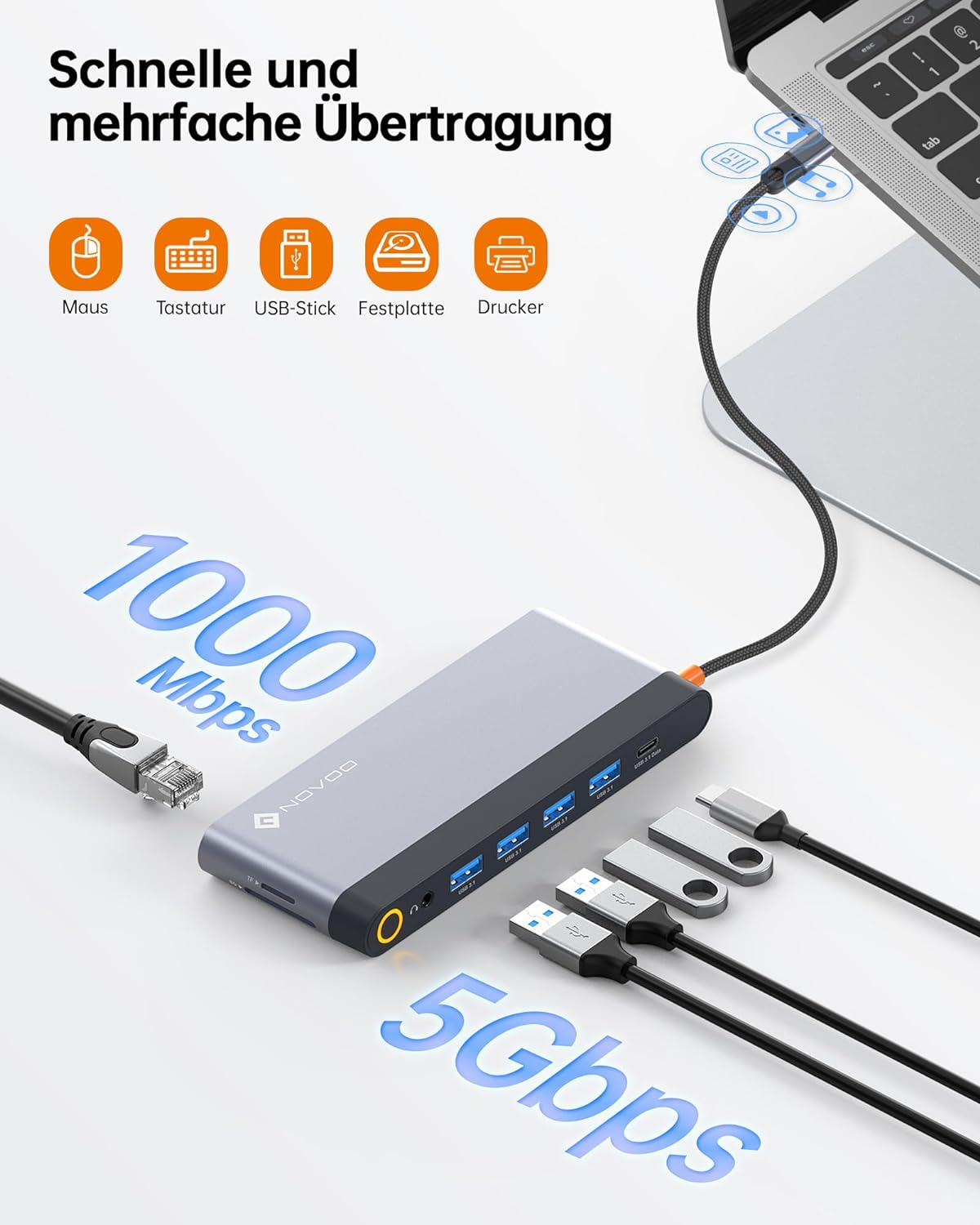 Silberner USB-Hub mit mehreren Anschlüssen und verschiedenen angeschlossenen Kabeln.