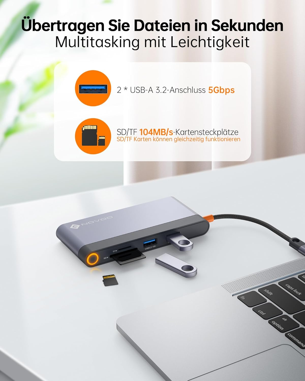 Laptop mit angeschlossenem Hub, USB- und SD-Kartensteckplätze.