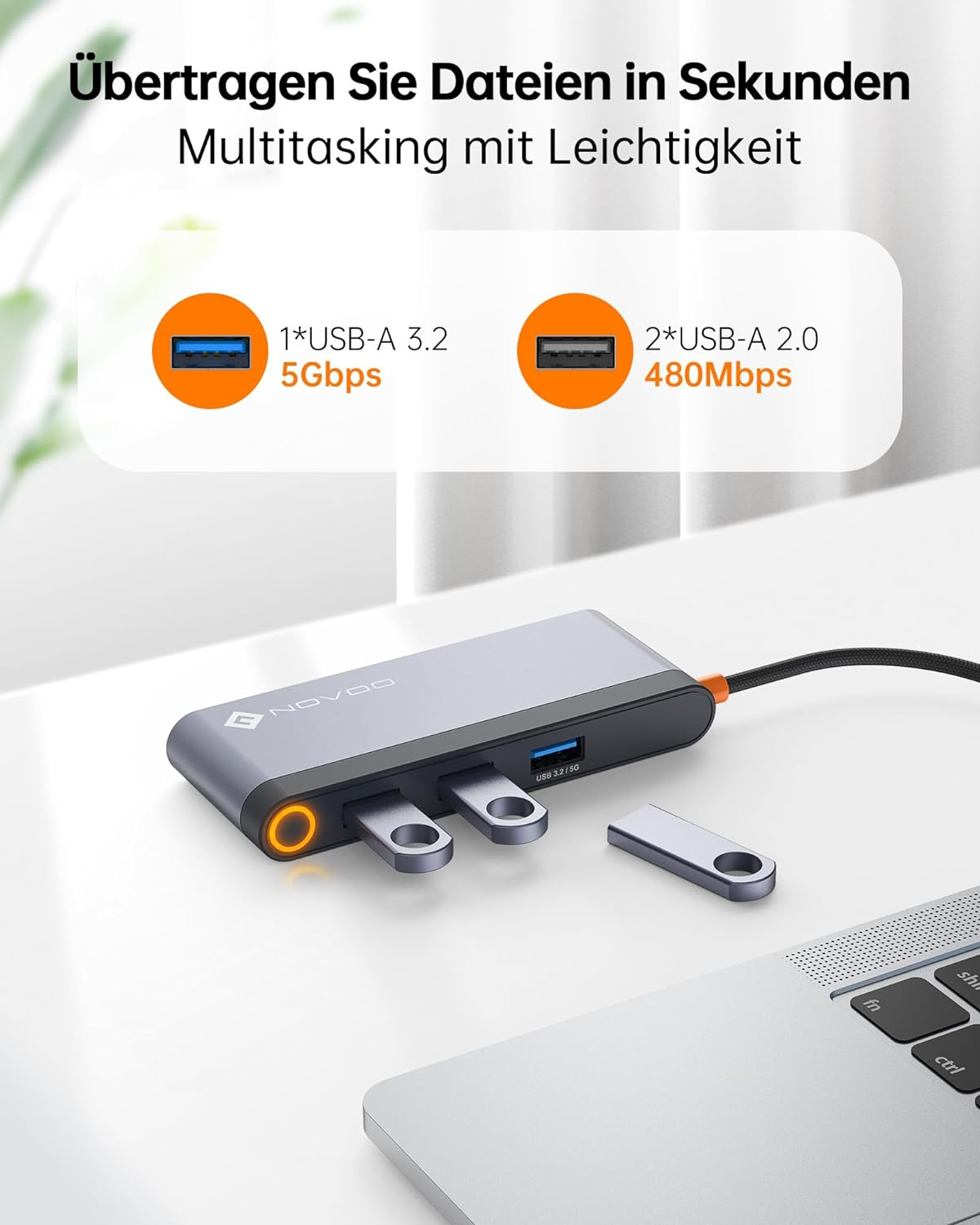 Ein USB-Hub mit USB-Anschlüssen und einem USB-Laufwerk, das an einen Laptop angeschlossen ist. Text zeigt USB 3.2- und 2.0-Geschwindigkeiten.
