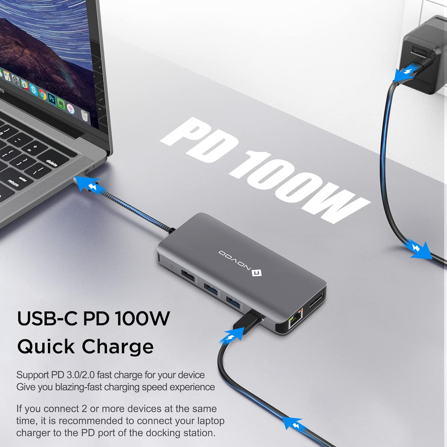 Eine USB-C-Dockingstation mit einem Laptop und Ladegerät, die daran angeschlossen sind.