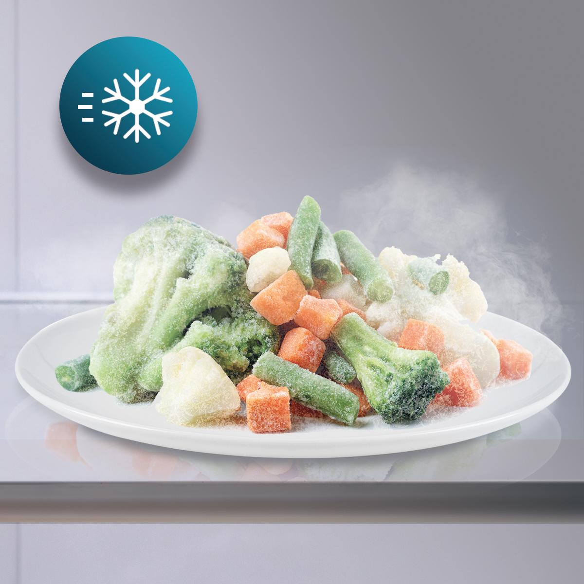 Piatto di verdure surgelate: broccoli, carote, fagiolini, cavolfiore. Logo fiocco di neve sullo sfondo.