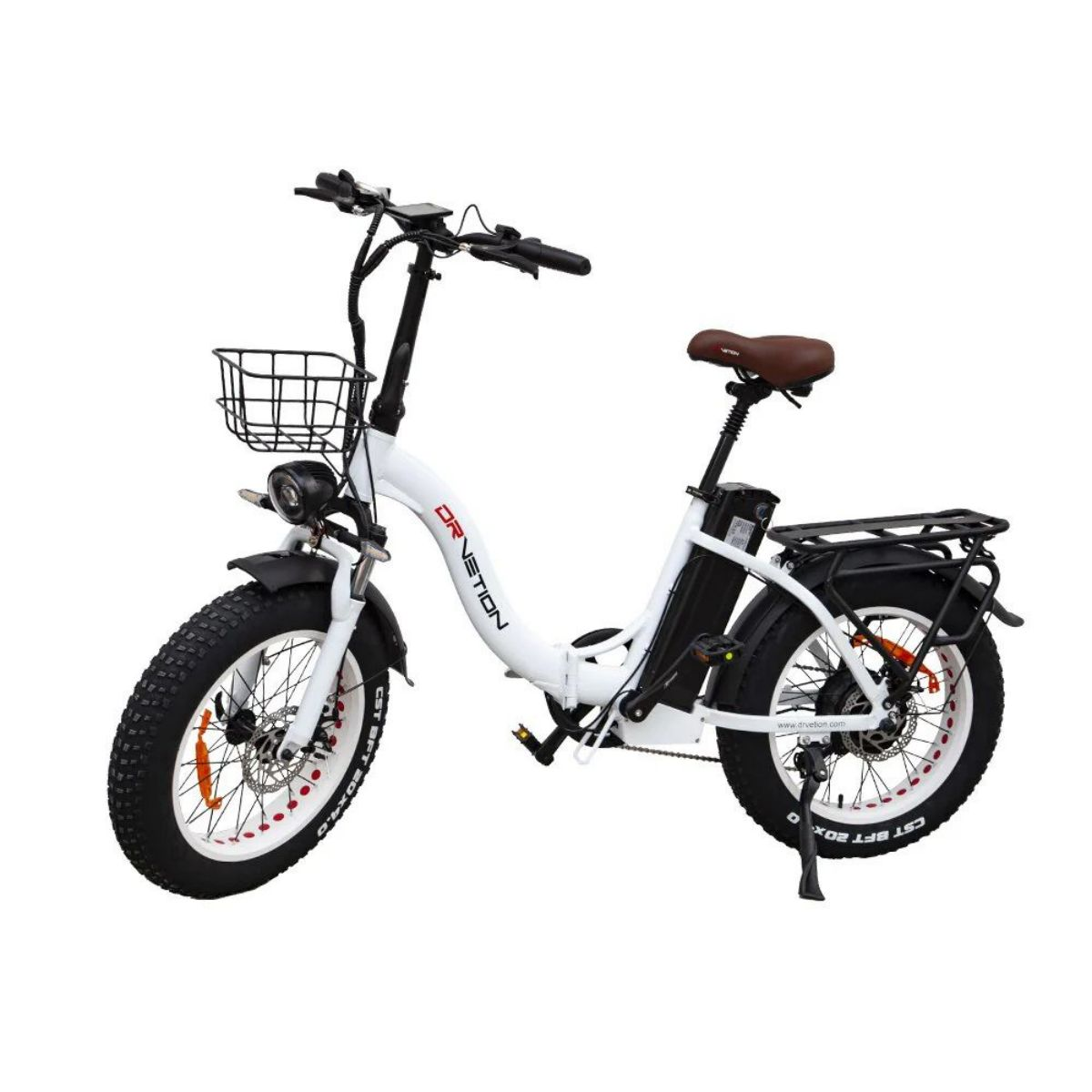 Bicicletta elettrica bianca con cestino e sedile marrone.