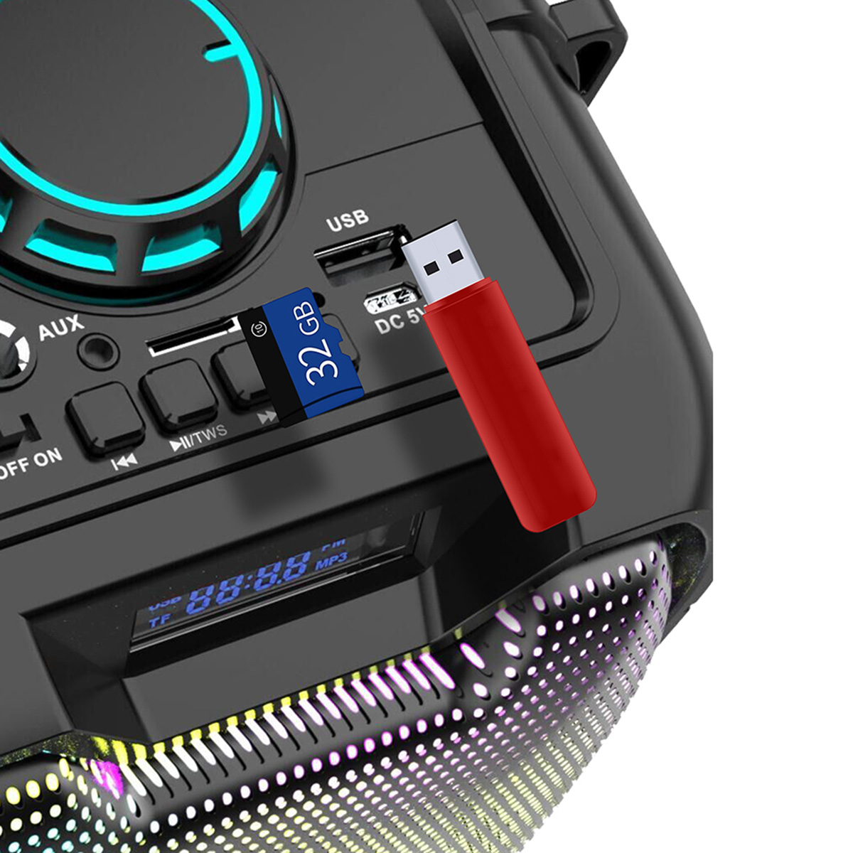 Una memoria USB roja y una tarjeta SD de 32 GB junto a un altavoz.
