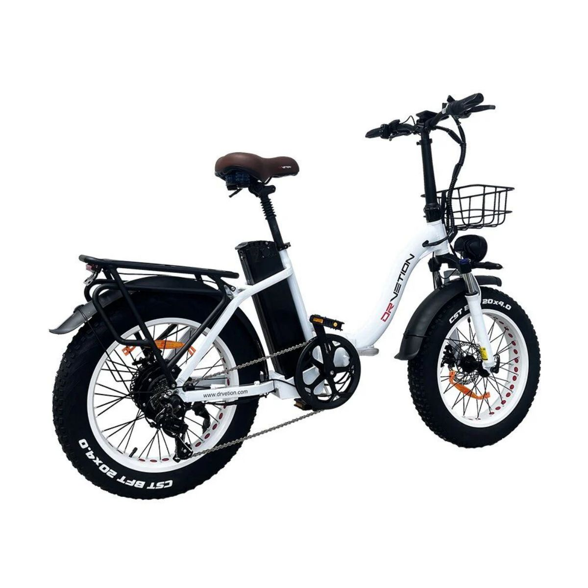 Bicicletta elettrica bianca. Cestino nero sul davanti. Sella marrone. Isolato su sfondo bianco.