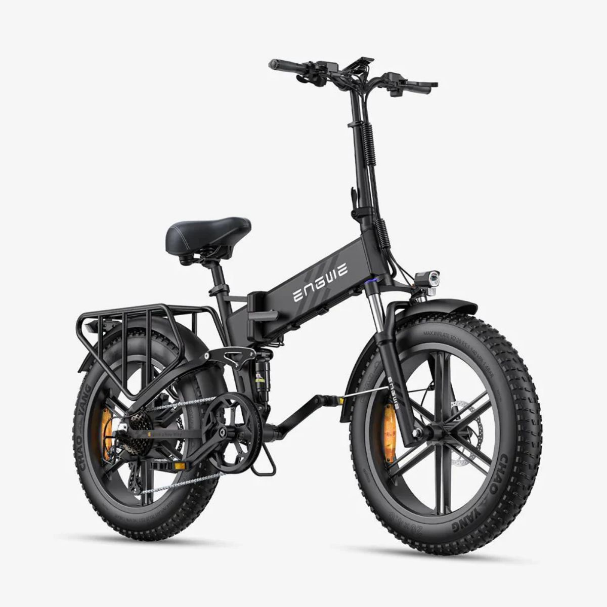 Schwarzes Elektrofahrrad mit breiten Reifen auf weißem Hintergrund.