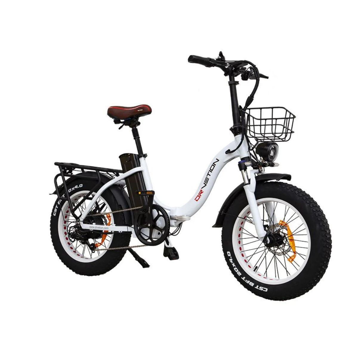 Bicicletta elettrica bianca con componenti neri, un cestino e un sedile rosso. Sfondo bianco.