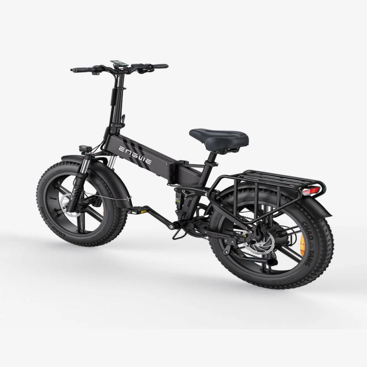 Schwarzes Elektrofahrrad mit großen Reifen. Das Fahrrad hat einen Gepäckträger und steht auf weißem Grund.