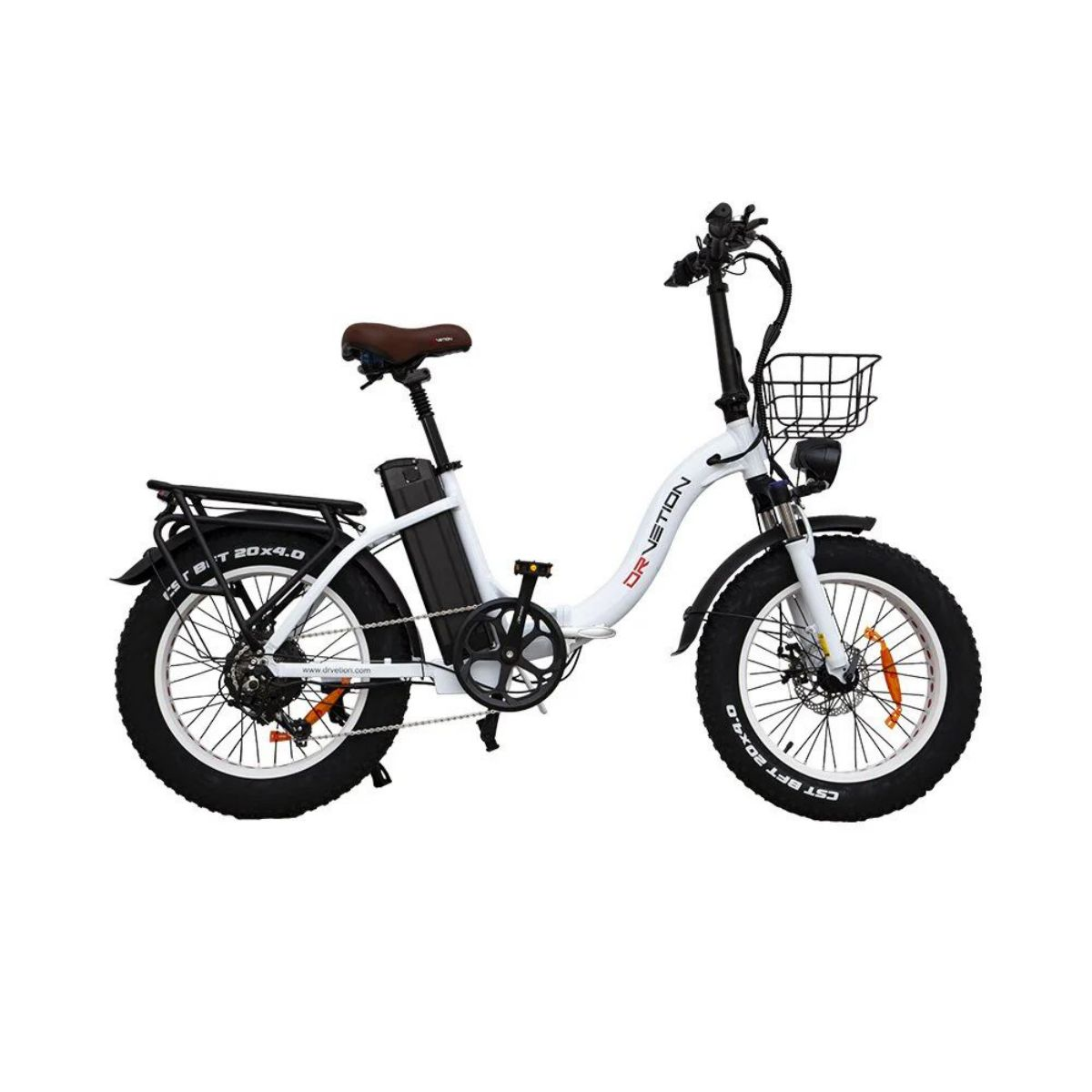 Bicicletta elettrica bianca e nera con cestino, vista di profilo. Lo sfondo è bianco.