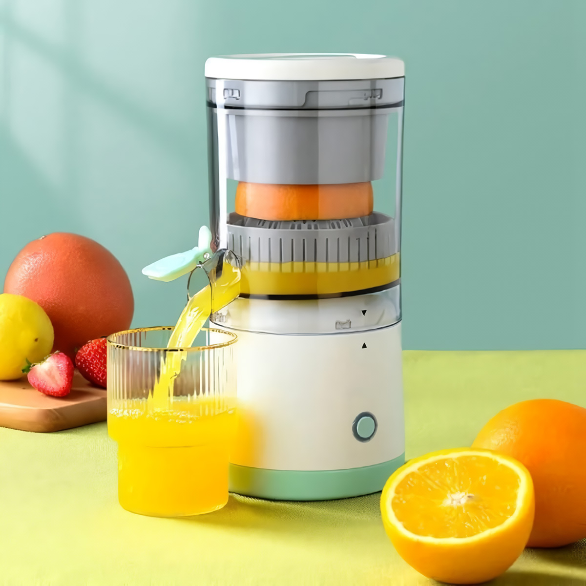 Exprimidor con naranja, naranjas y un vaso de jugo que se vierte. El fondo es verde claro.