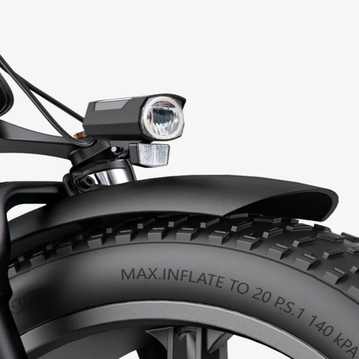 Nahaufnahme eines Fahrradscheinwerfers, mit Reifen und Kotflügel sichtbar.