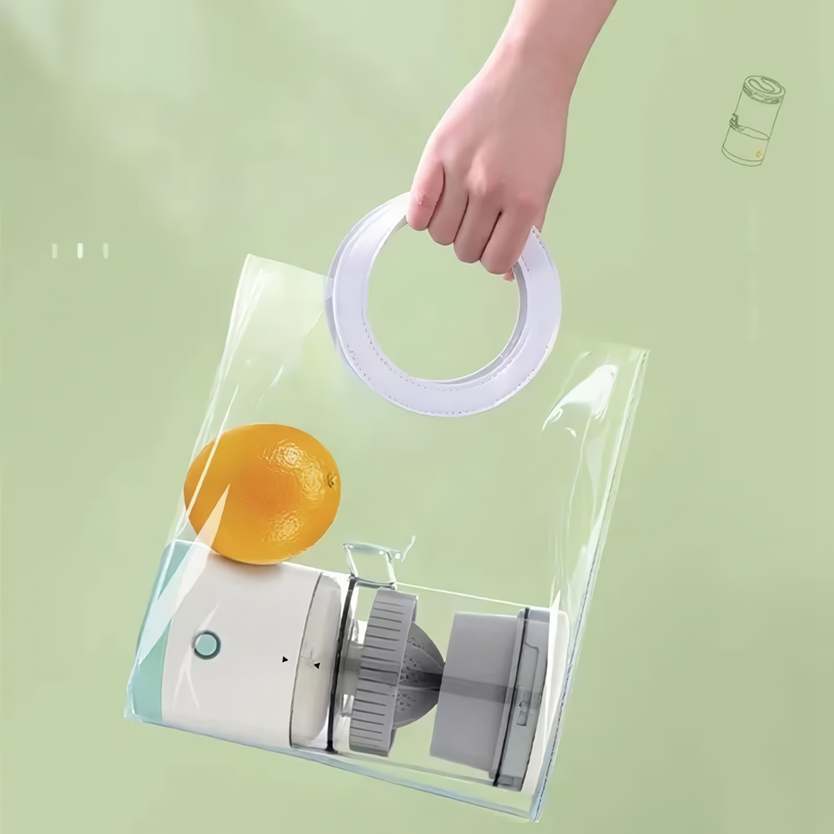 Una mano sosteniendo una bolsa de plástico transparente que contiene una exprimidora y una naranja. Mango blanco.