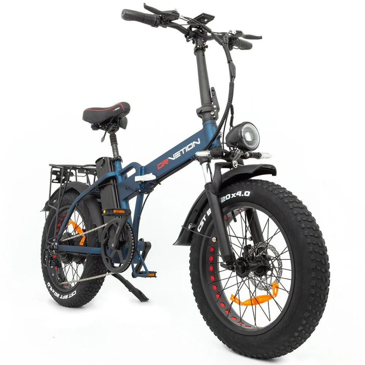 Una bici elettrica blu e nera con pneumatici larghi su sfondo bianco, con faro e portapacchi.