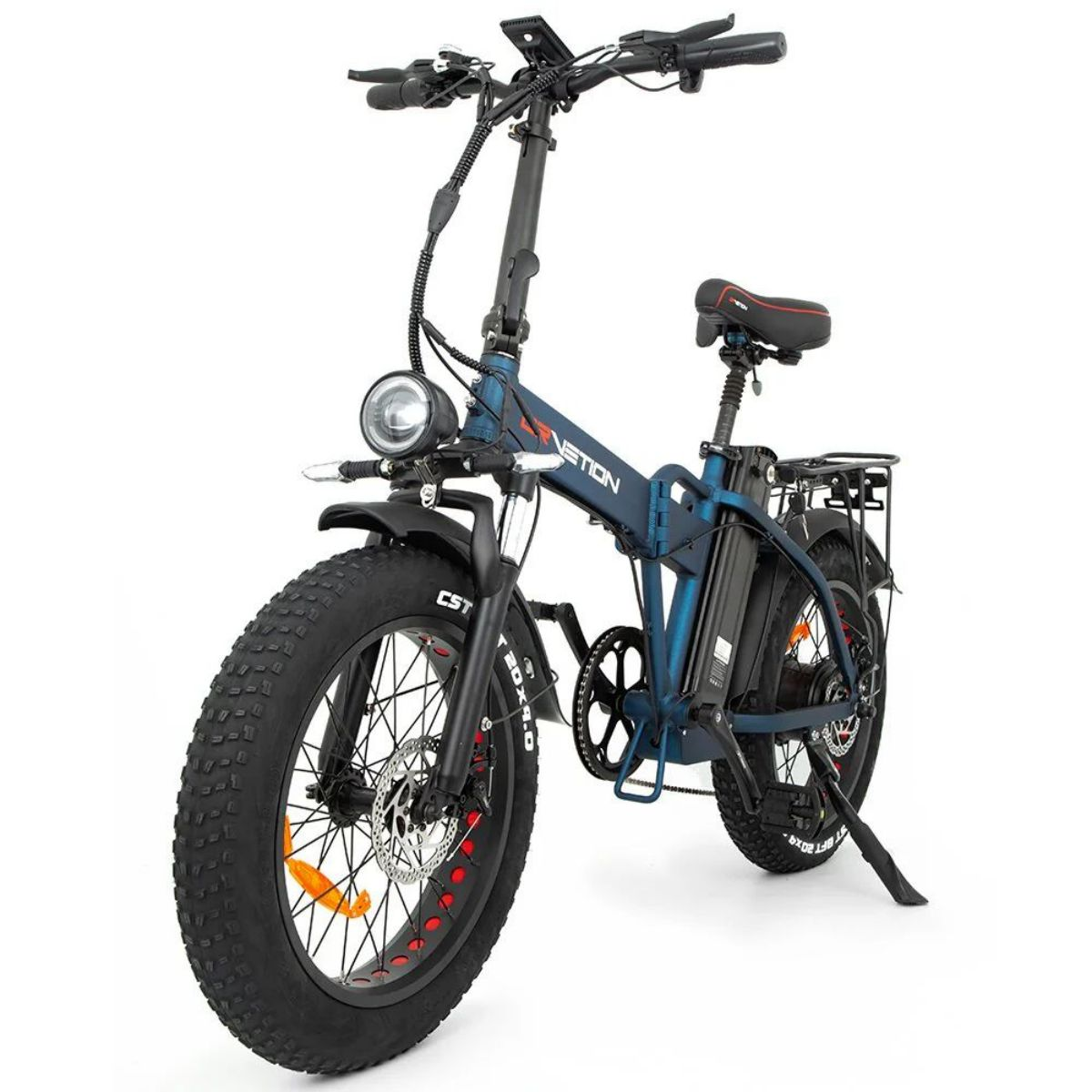 E-bike blu con pneumatici larghi, faro e portapacchi, angolata frontalmente.