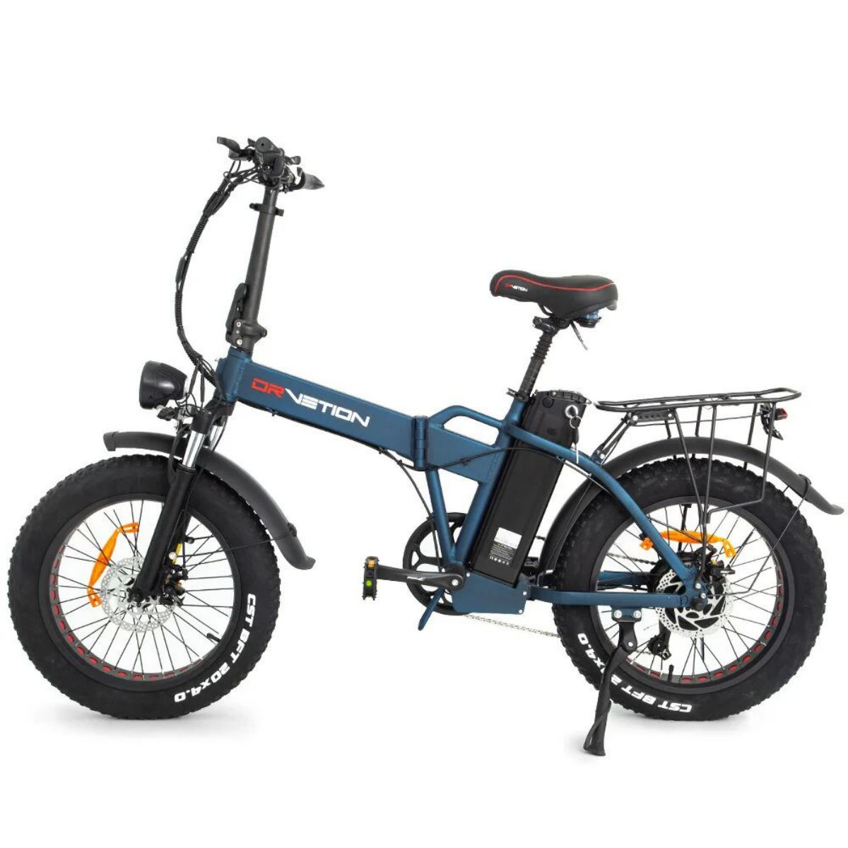Bicicletta elettrica blu con pneumatici grandi, parcheggiata su sfondo bianco.
