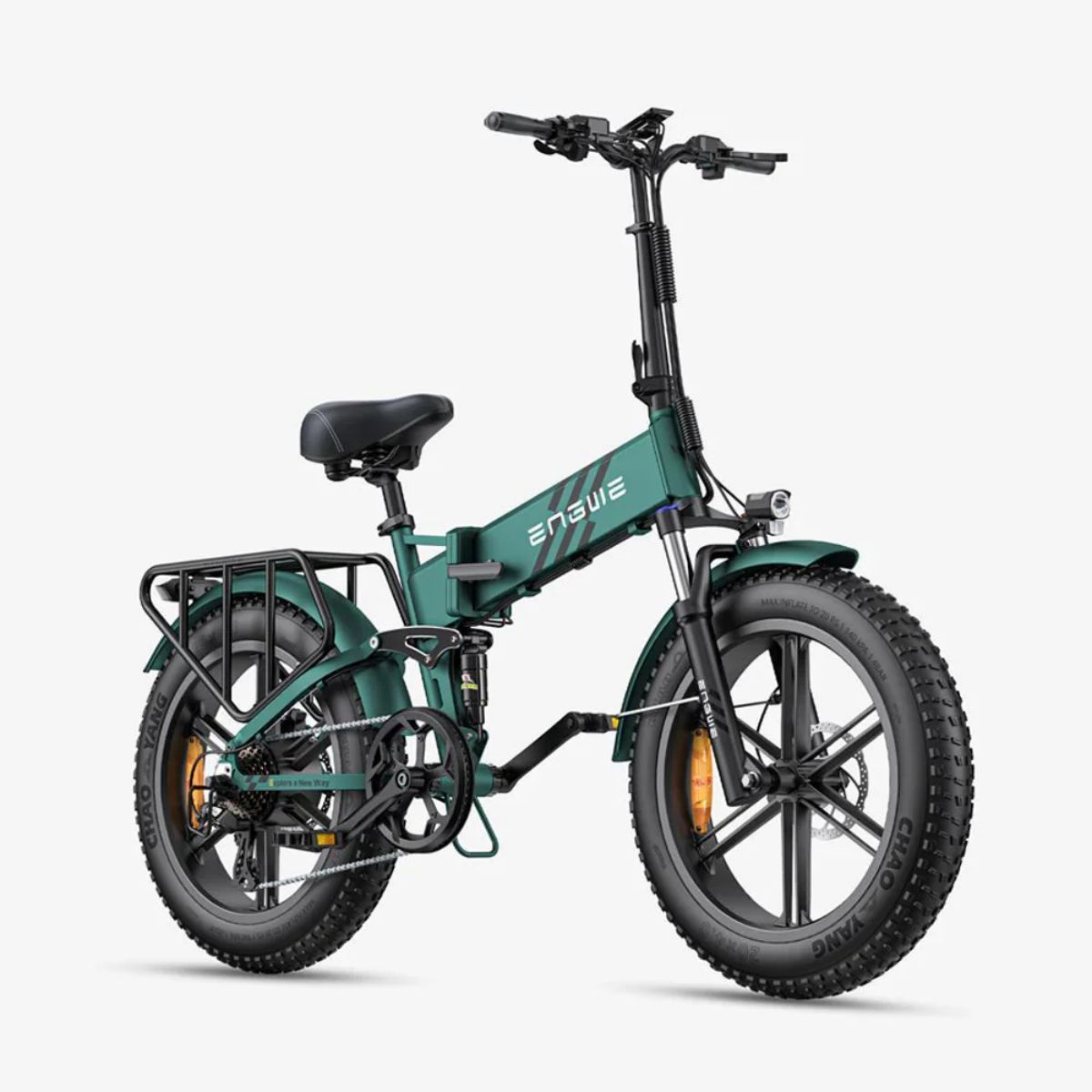 Ein grünes, zusammenklappbares Elektrofahrrad. Es hat schwarze Reifen, einen Gepäckträger und ein Display.