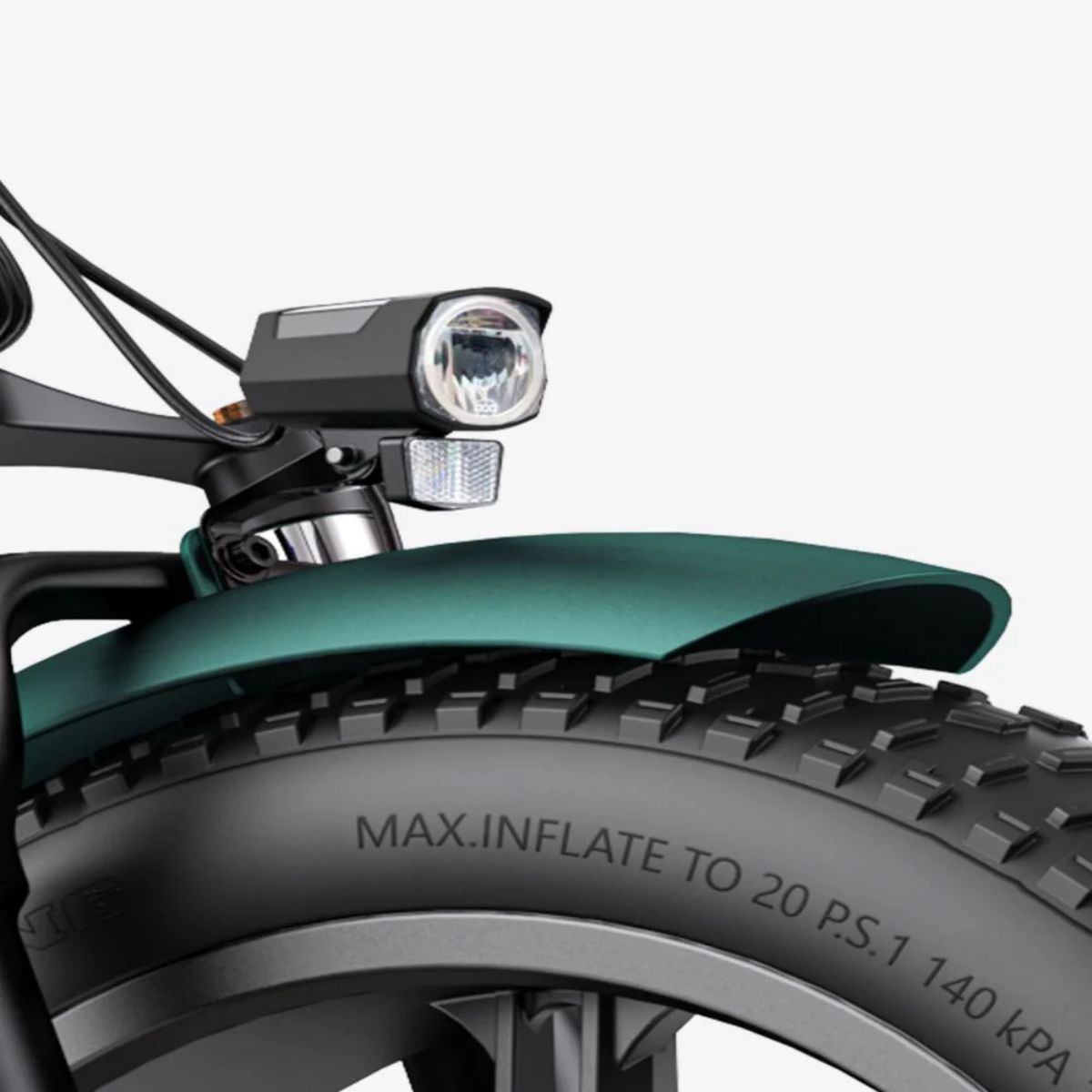 Nahaufnahme eines grünen Schutzblechs und eines schwarzen Scheinwerfers eines Fatbike.