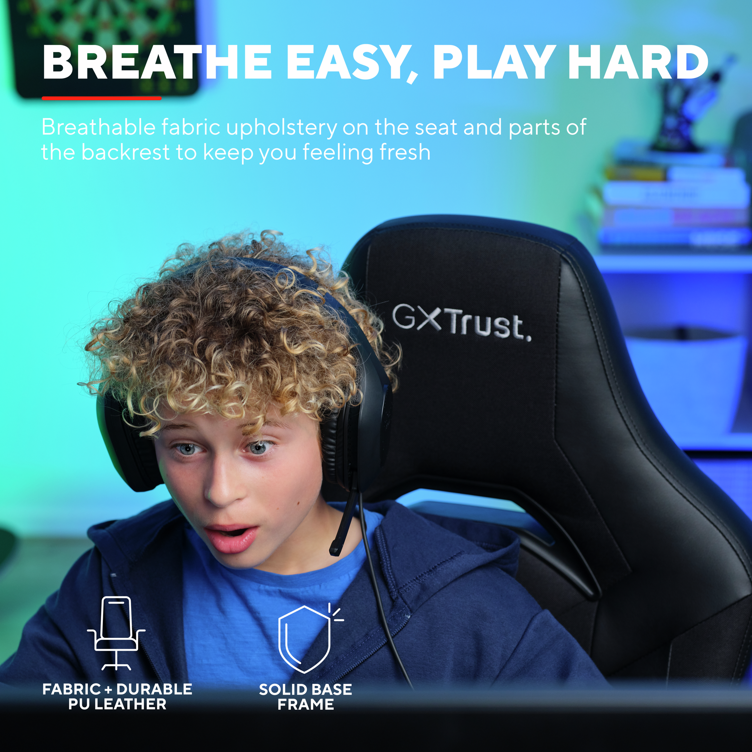 Jonge jongen met een koptelefoon gamet op een zwarte gamestoel. Tekst: "Breathe Easy, Play Hard".