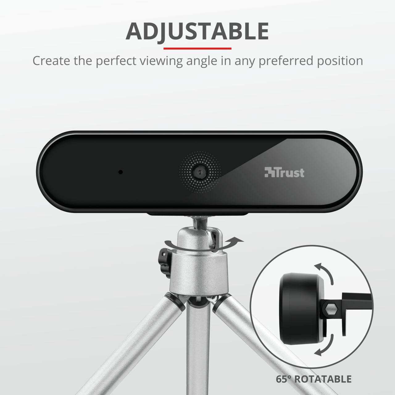 Webcam negra en trípode plateado, ángulo ajustable.