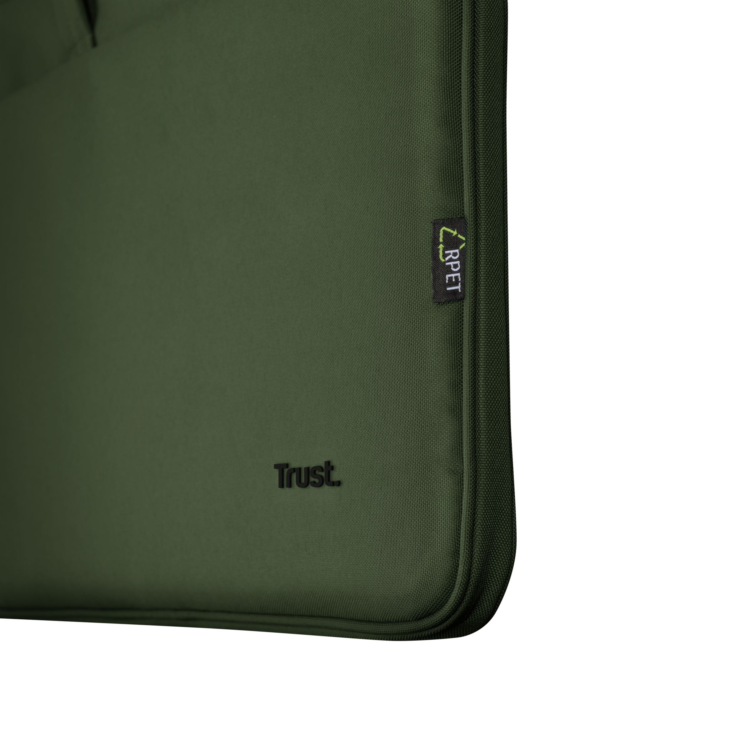 Primo piano di una borsa verde. La parola 'Trust' e un'etichetta 'RPET' sono visibili.