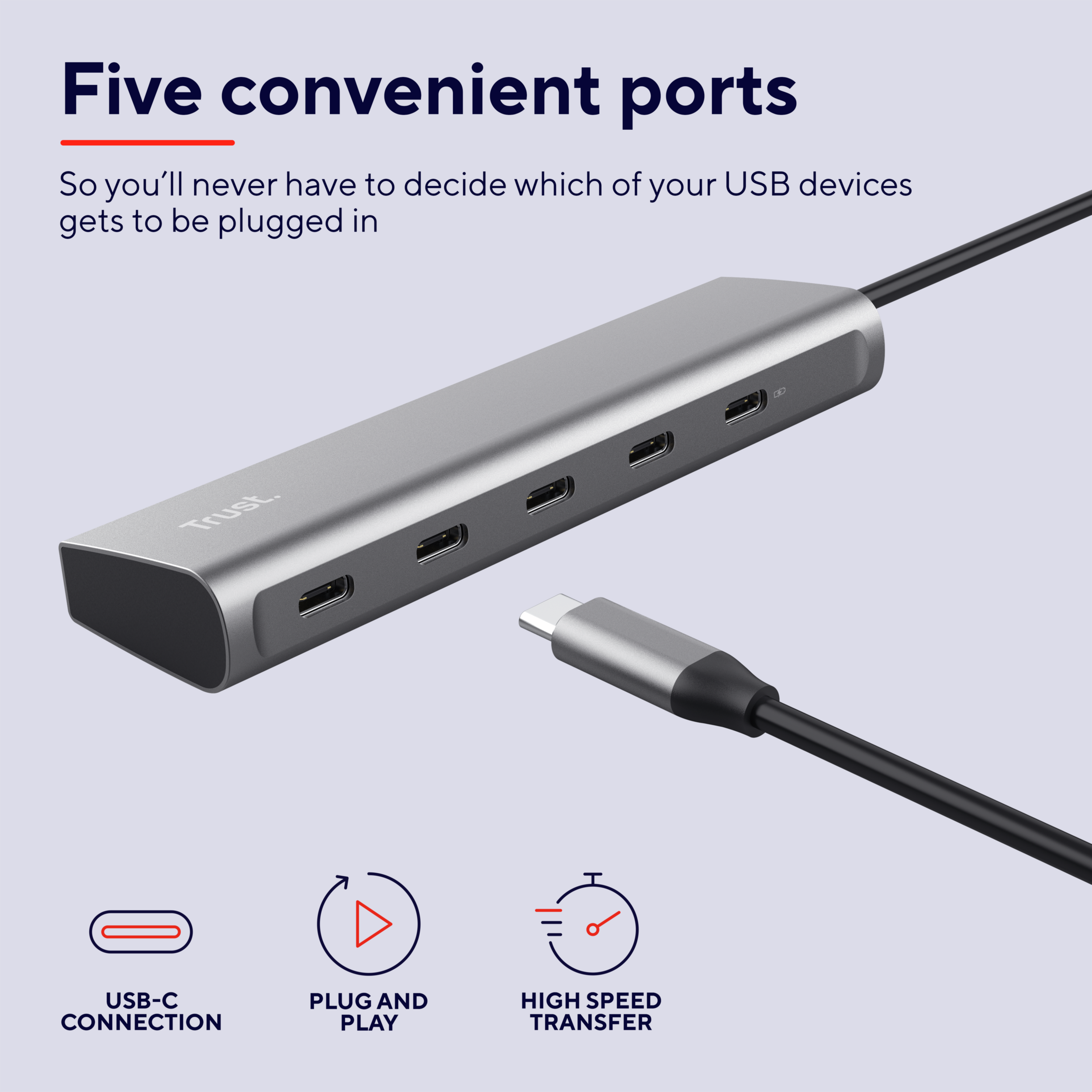 Hub USB argento con 5 porte. Cavo USB-C nero collegato.