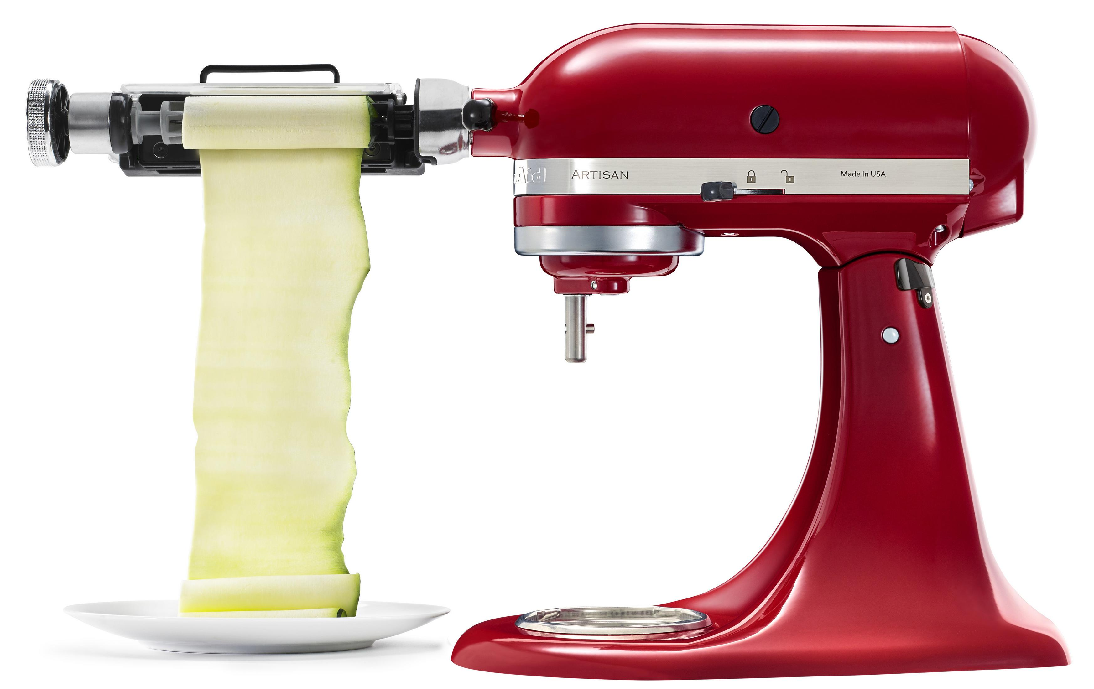 Ein roter KitchenAid-Küchenmixer mit einem Spiralschneider-Aufsatz, der Zucchini produziert.