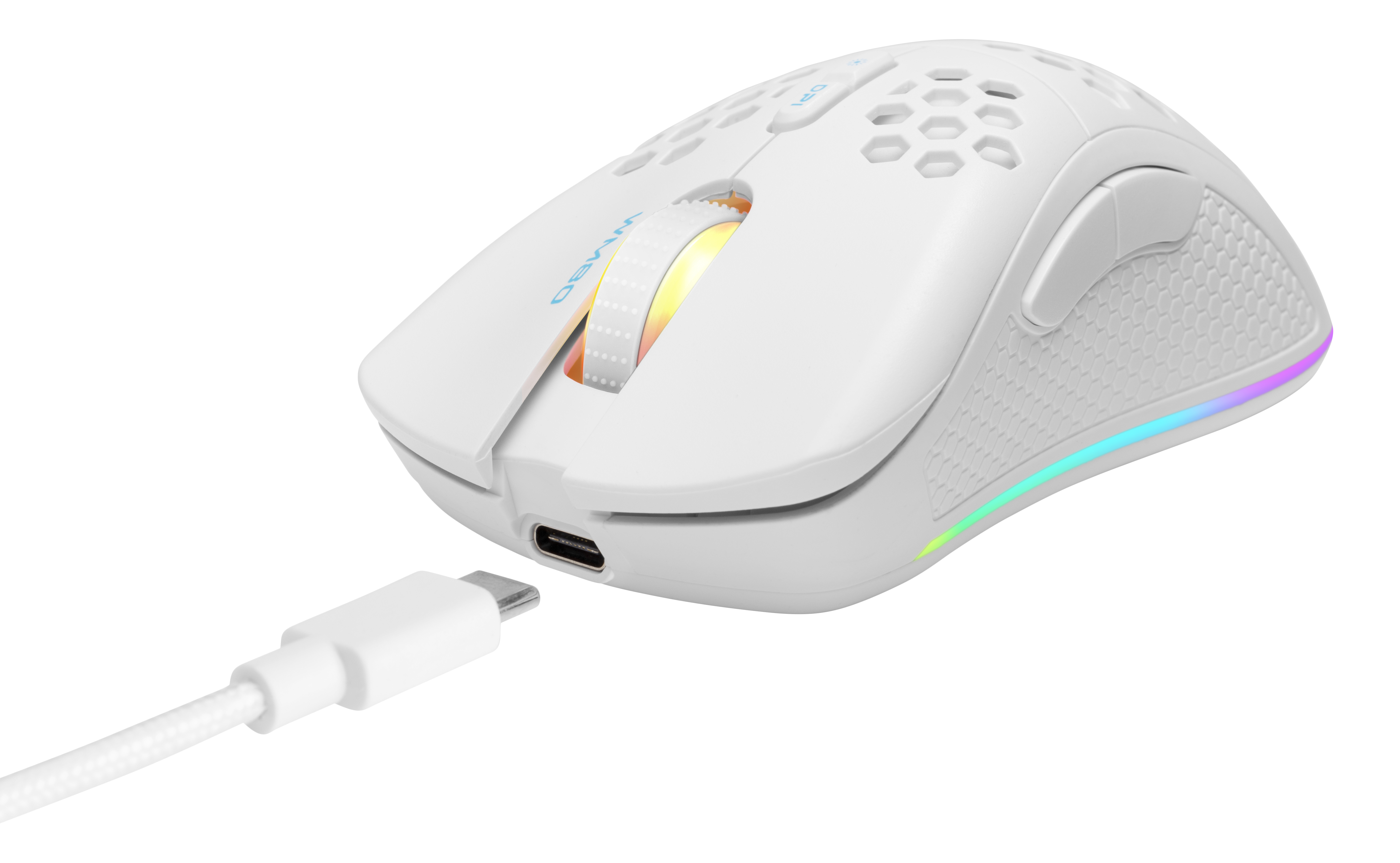 Witte gamingmuis met oplaadpoort, verbonden met een witte USB-C-kabel, geïsoleerd op wit.