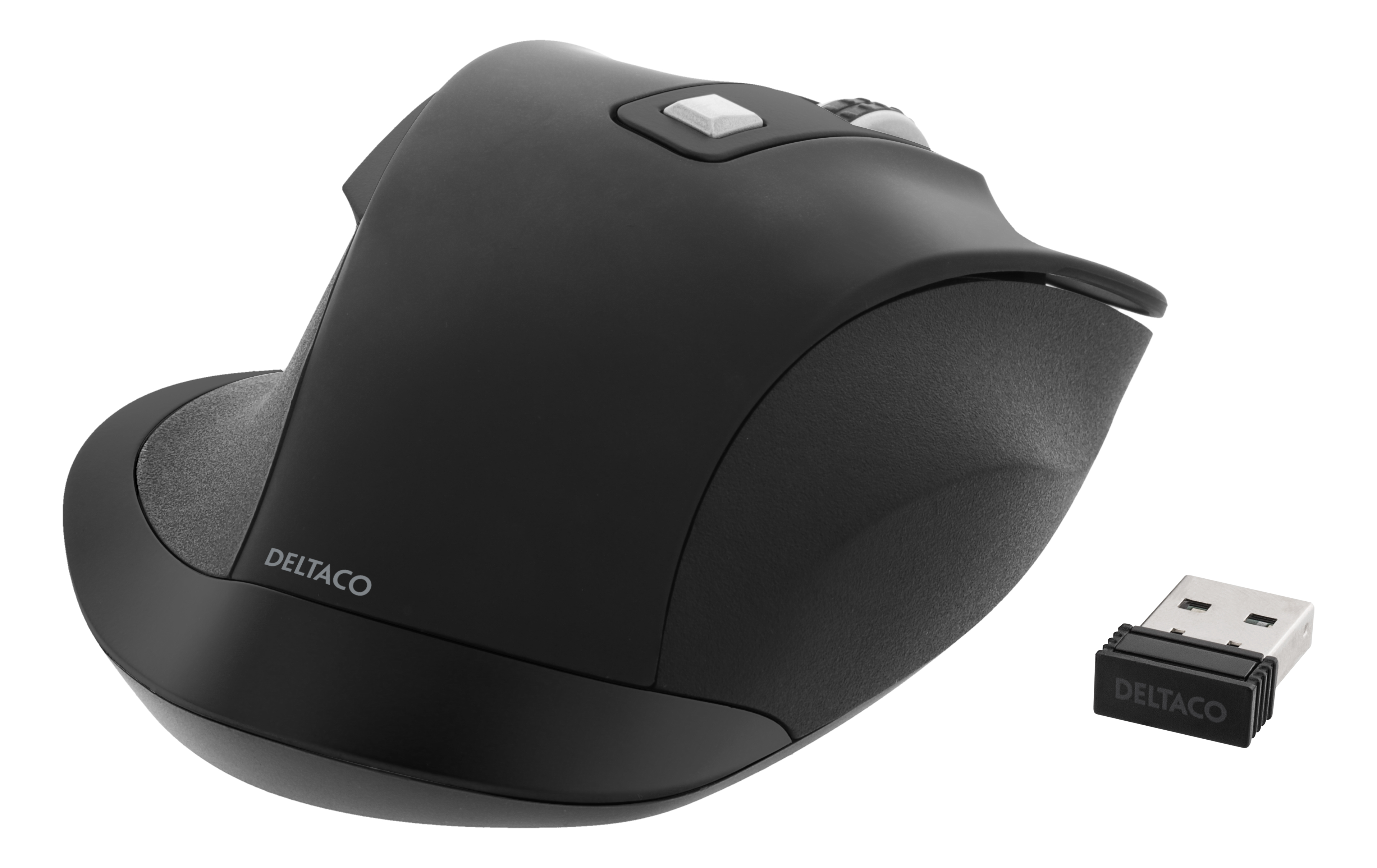 Zwarte ergonomische muis met USB-ontvanger op witte achtergrond.