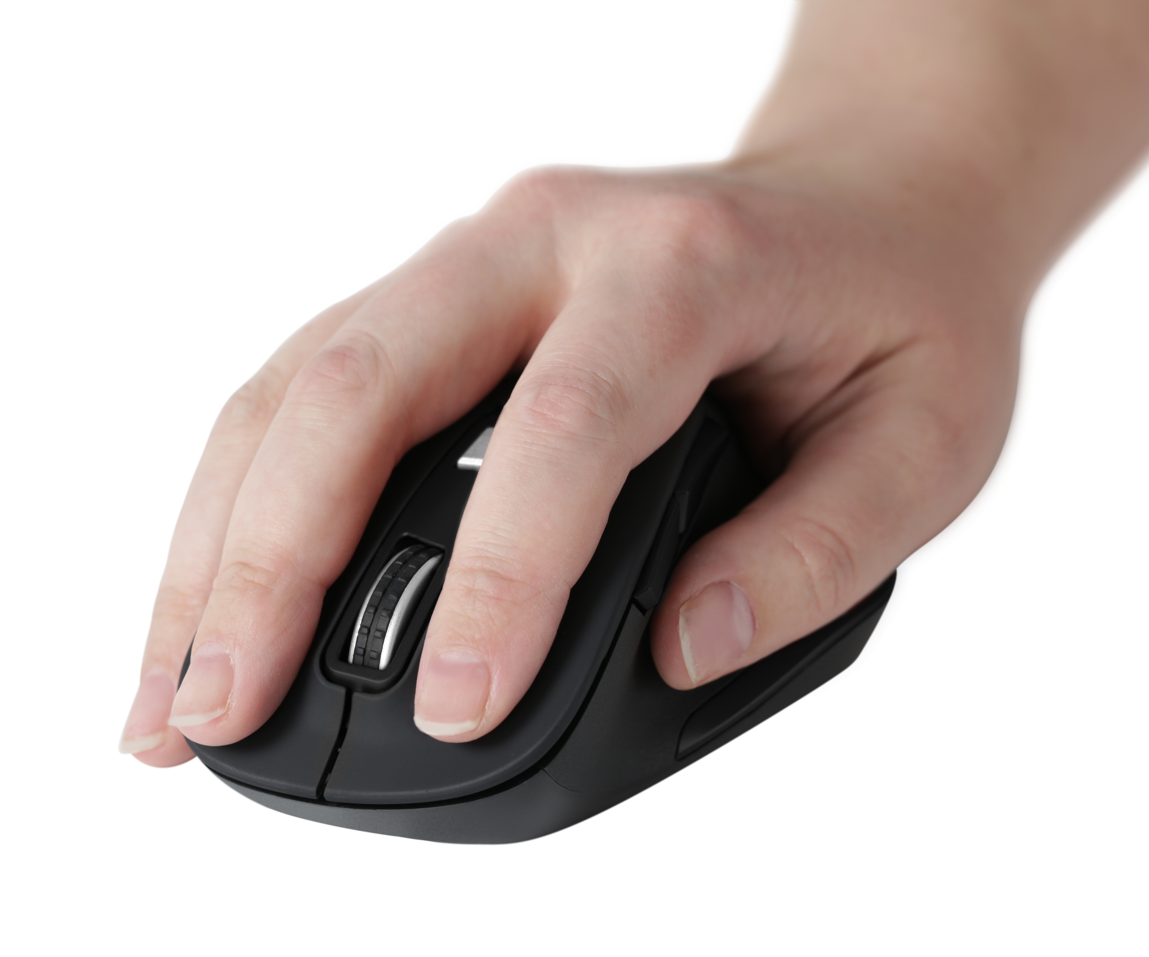 Een hand die een zwarte muis vasthoudt met een scrollwiel. De achtergrond is wit.