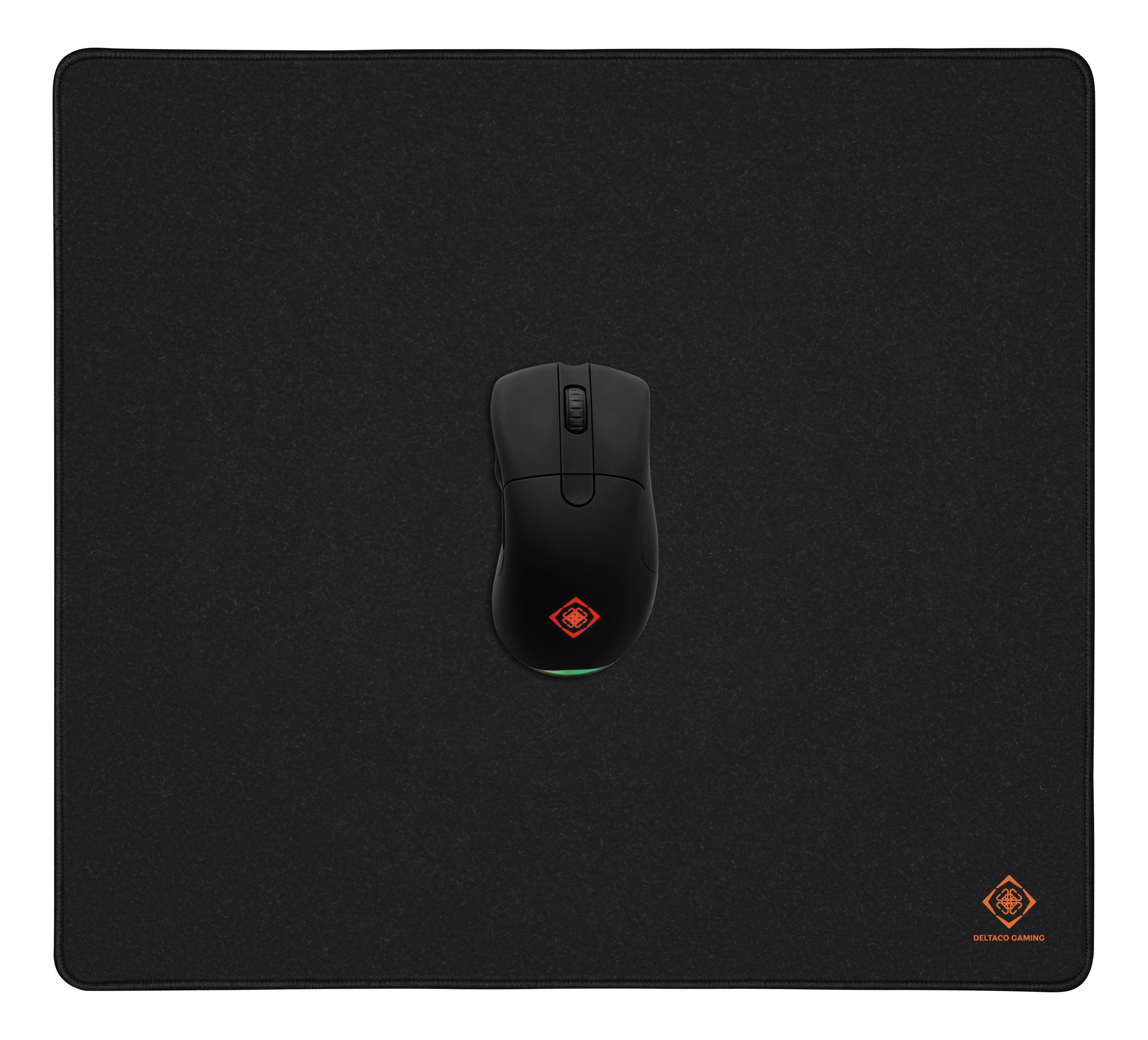 Czarna mysz na czarnej podkładce z logo. Proste tło.