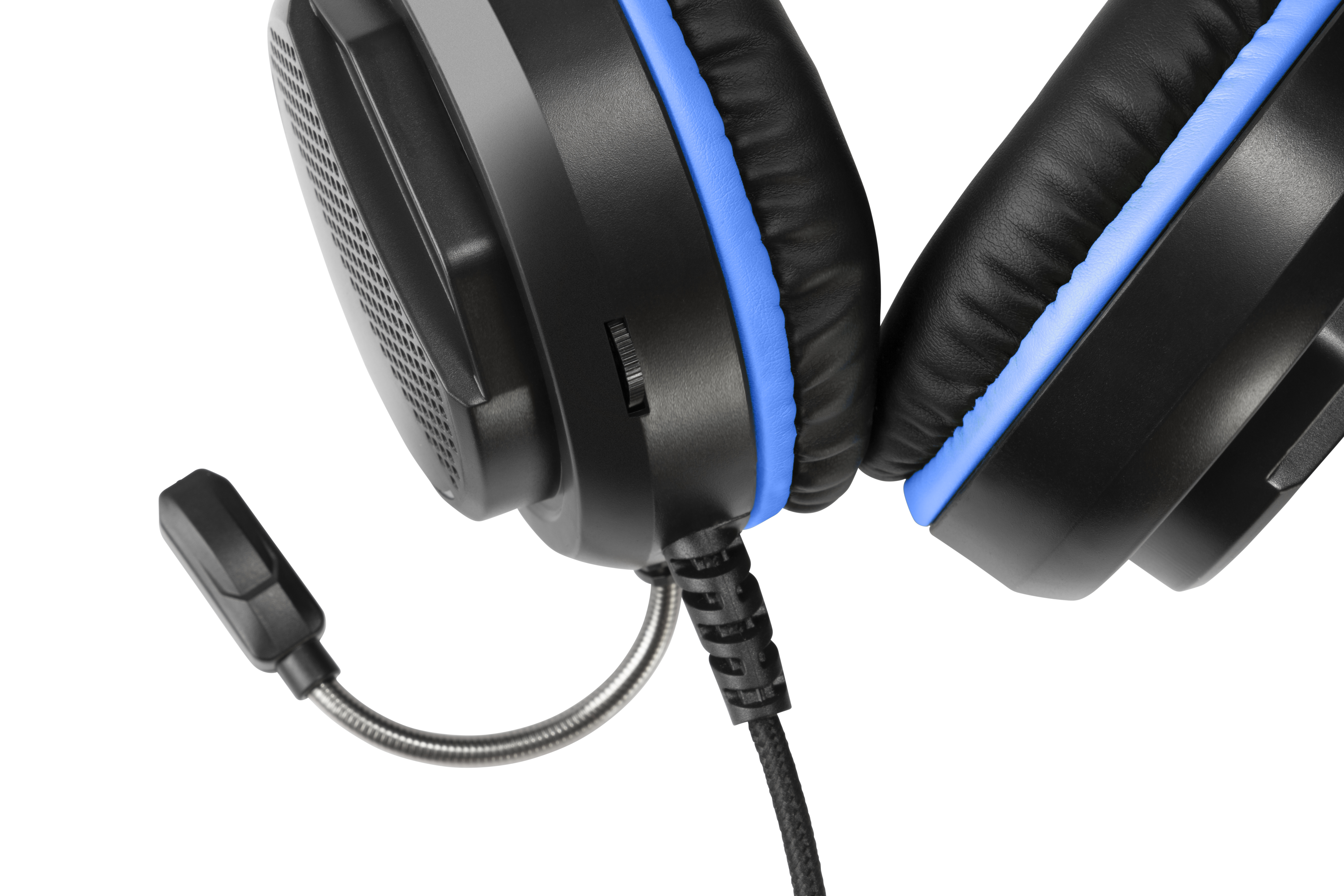 Cuffie da gaming nere e blu con microfono. Primo piano, sfondo bianco.