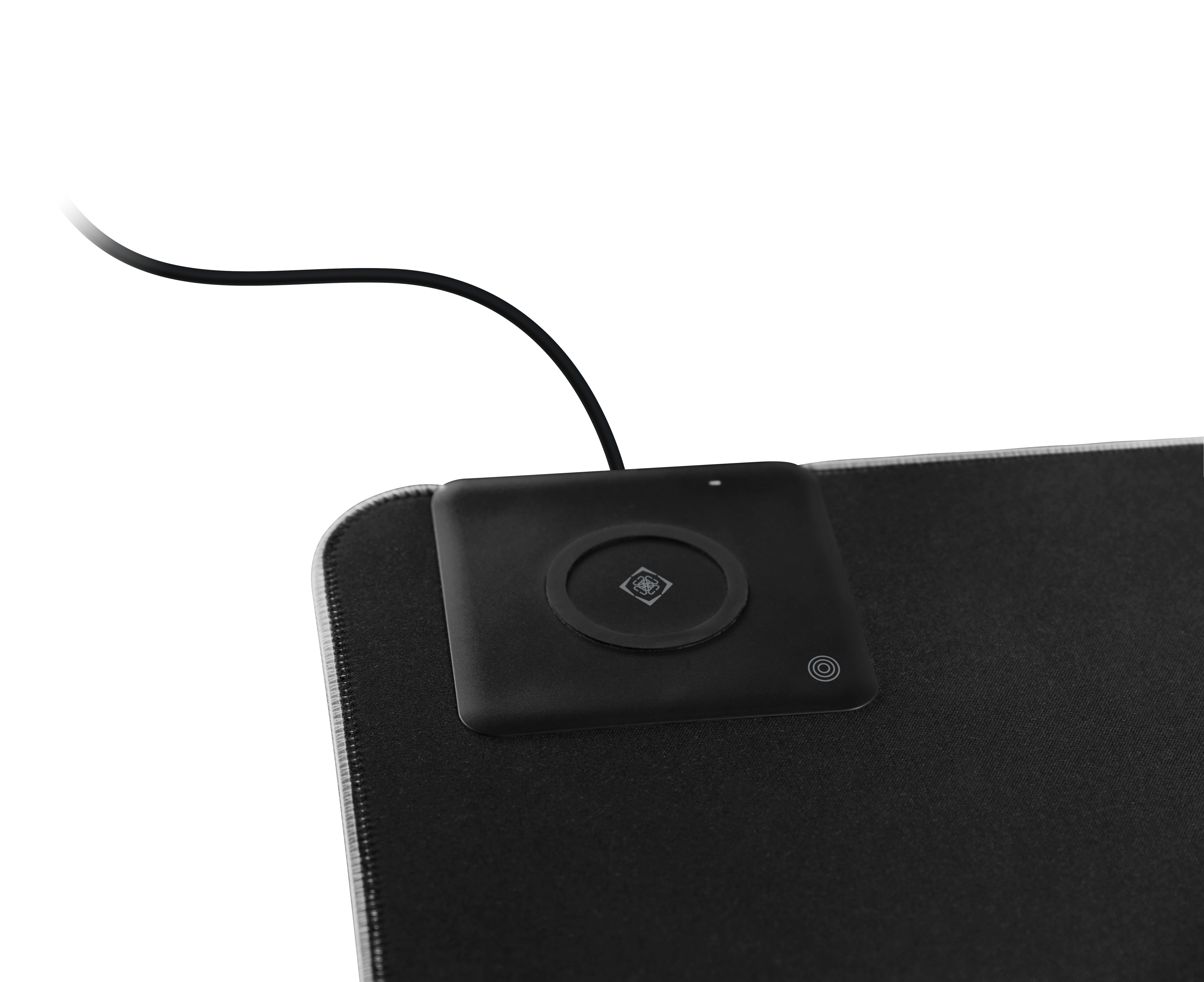 Tappetino per mouse nero con piattaforma di ricarica wireless al centro e cavo collegato.
