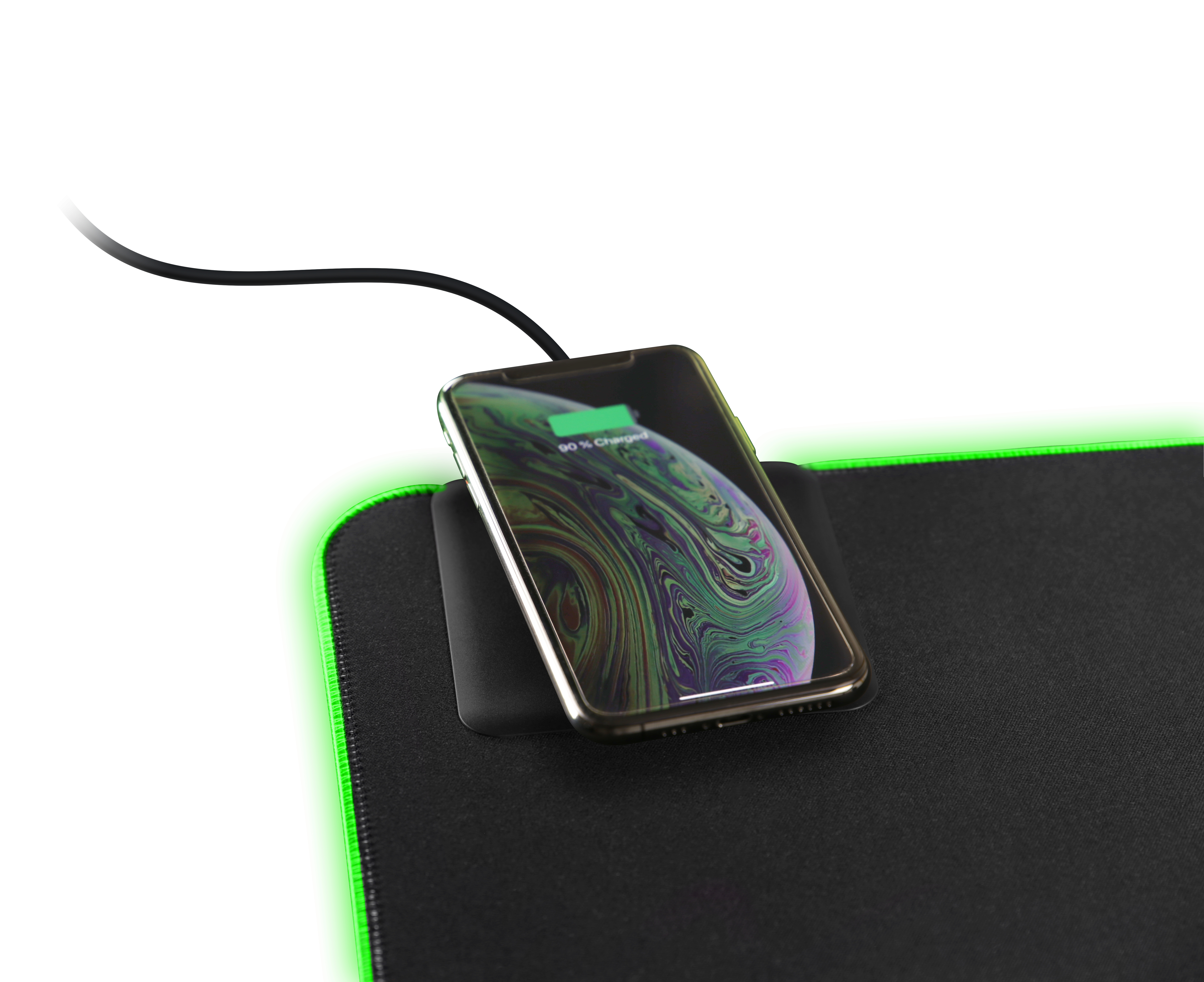 Un telefono si sta caricando su un tappetino per mouse nero con bordi al neon verdi. Lo schermo mostra un simbolo di ricarica.