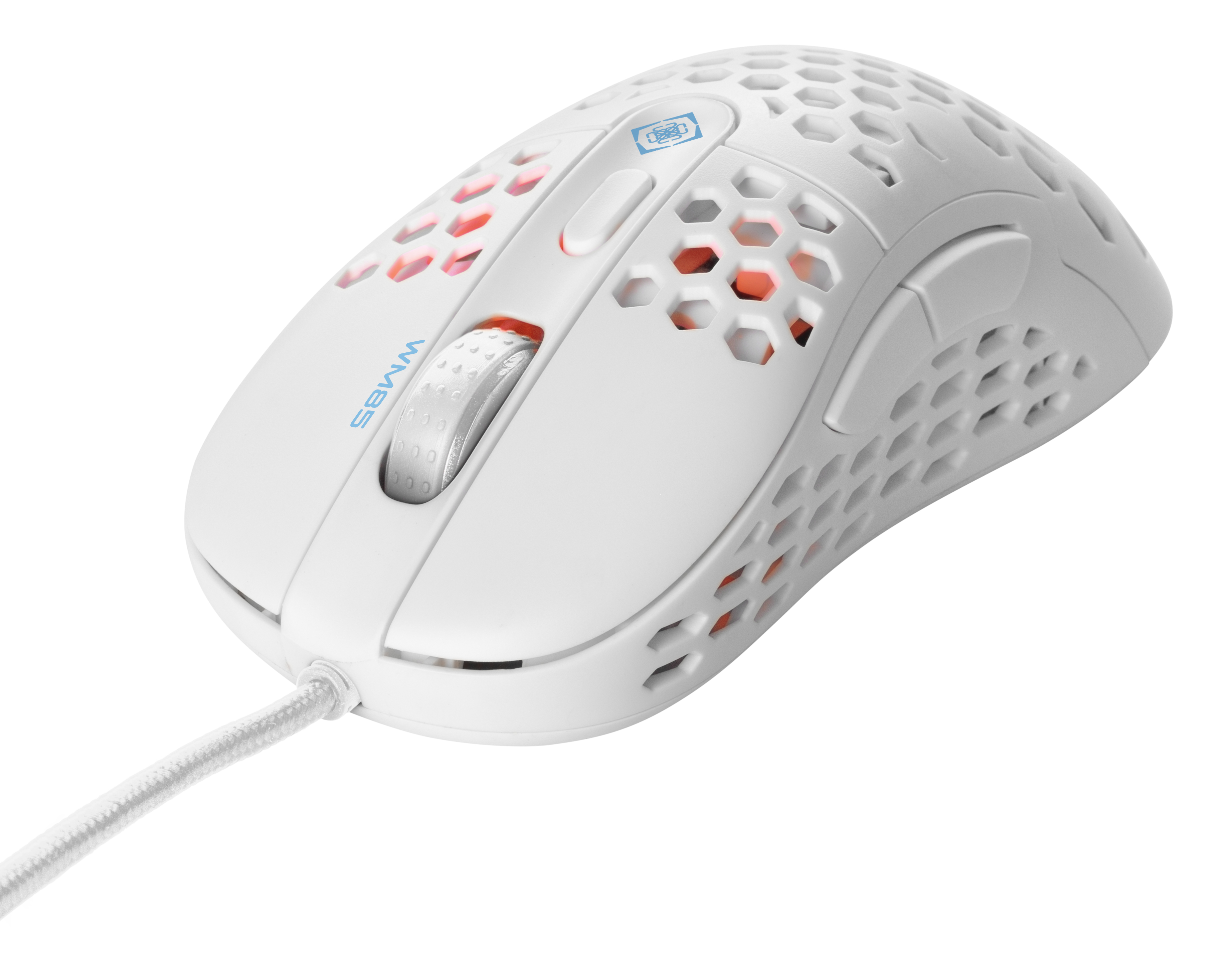 Eine weiße Gaming-Maus mit Wabenmuster und roten Akzenten auf weißer Oberfläche.