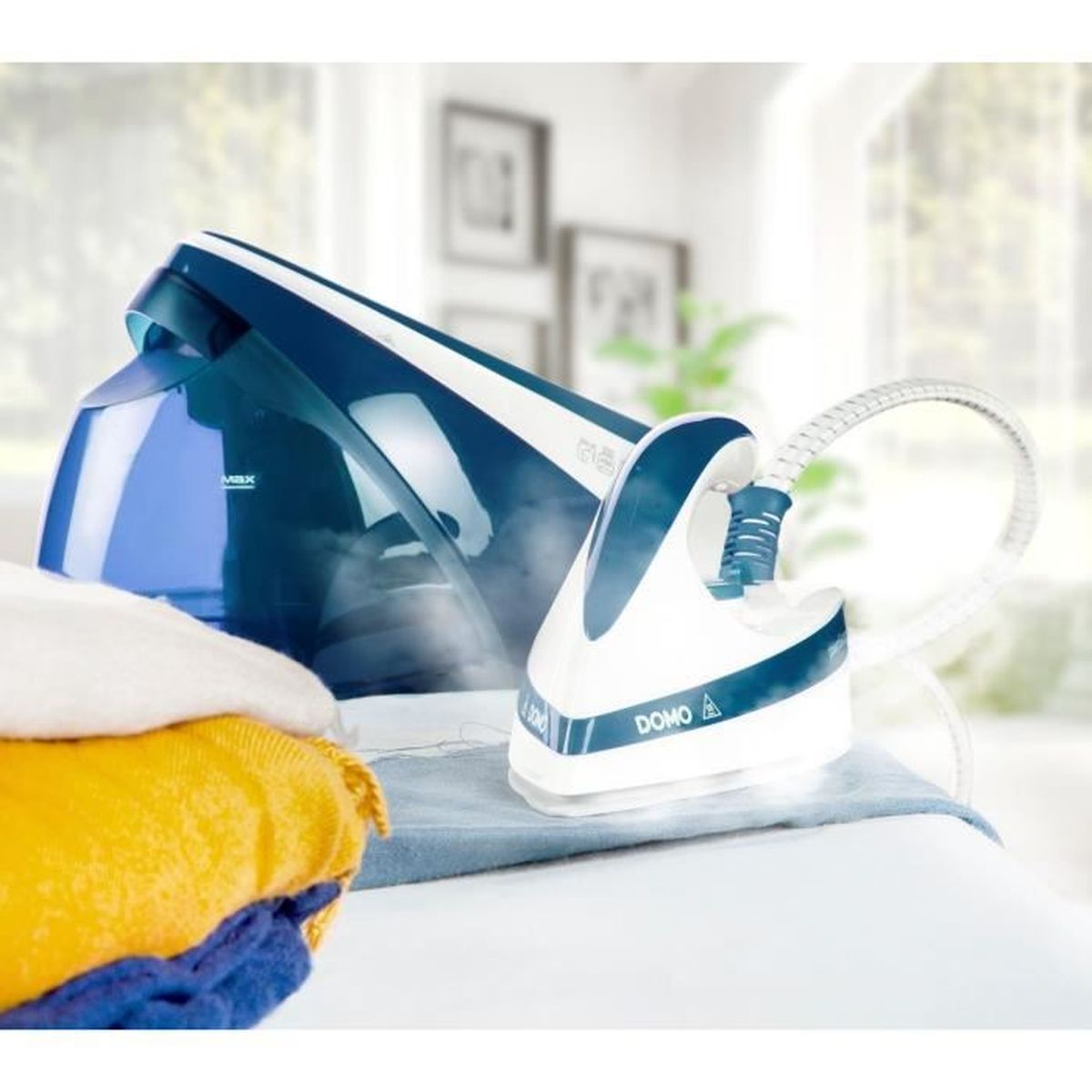 Dampfbügeleisen mit blau-weißem Design. Kleidung auf weißer Oberfläche, Dampf steigt auf.