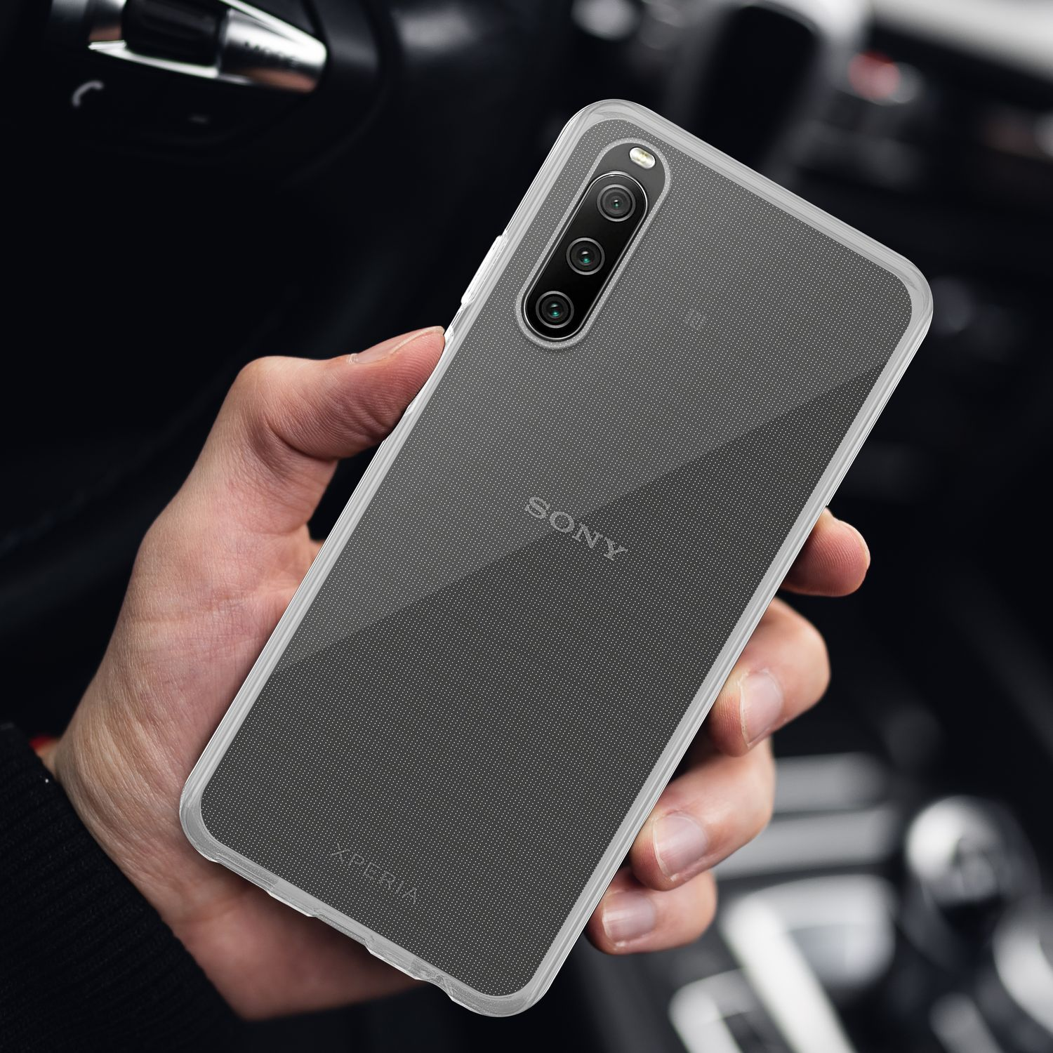 Una persona che tiene una custodia per telefono. La custodia è grigia e il telefono è un SONY Xperia.