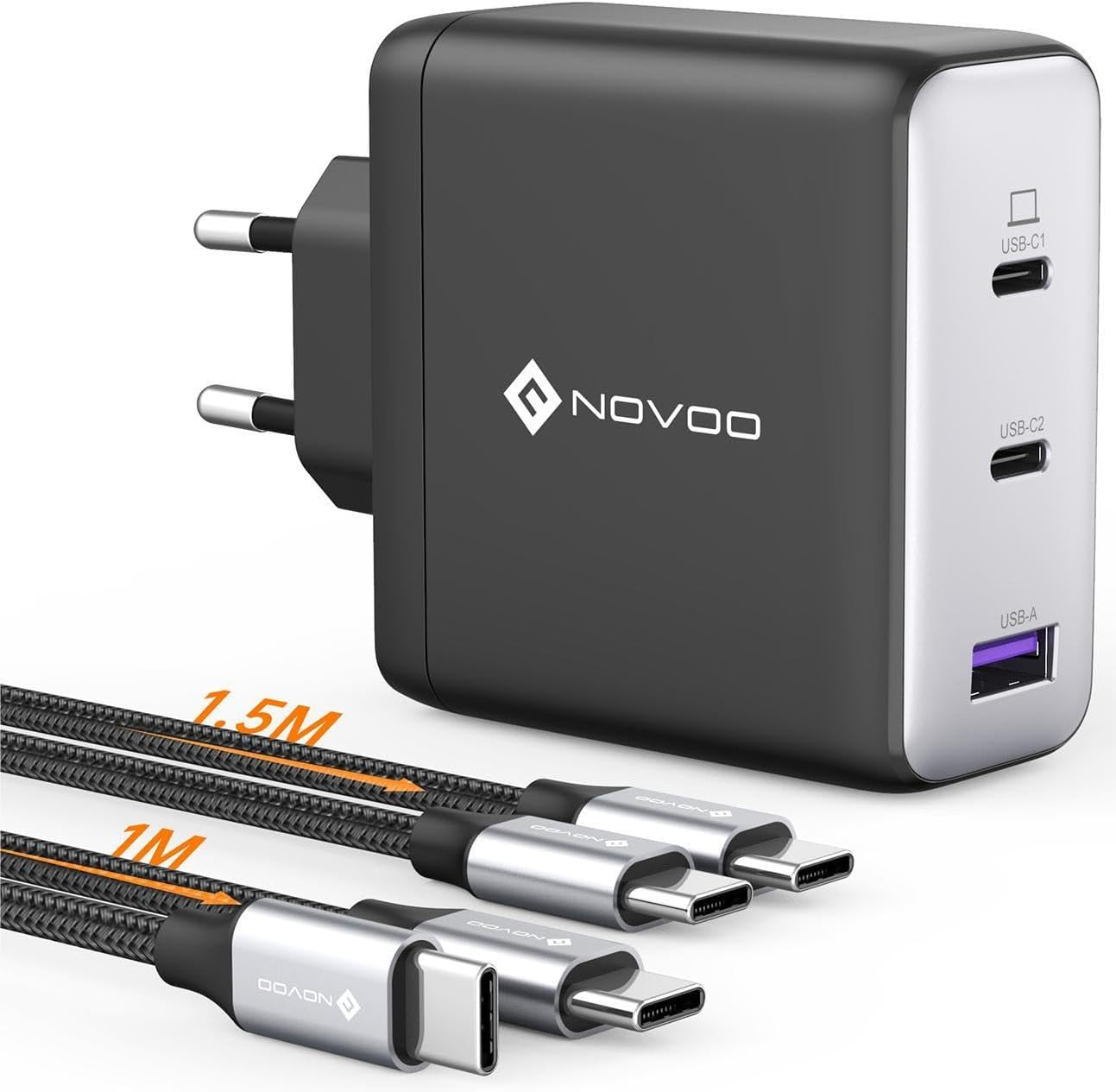Schwarzes Ladegerät mit drei USB-Anschlüssen, Kabeln und Steckern.